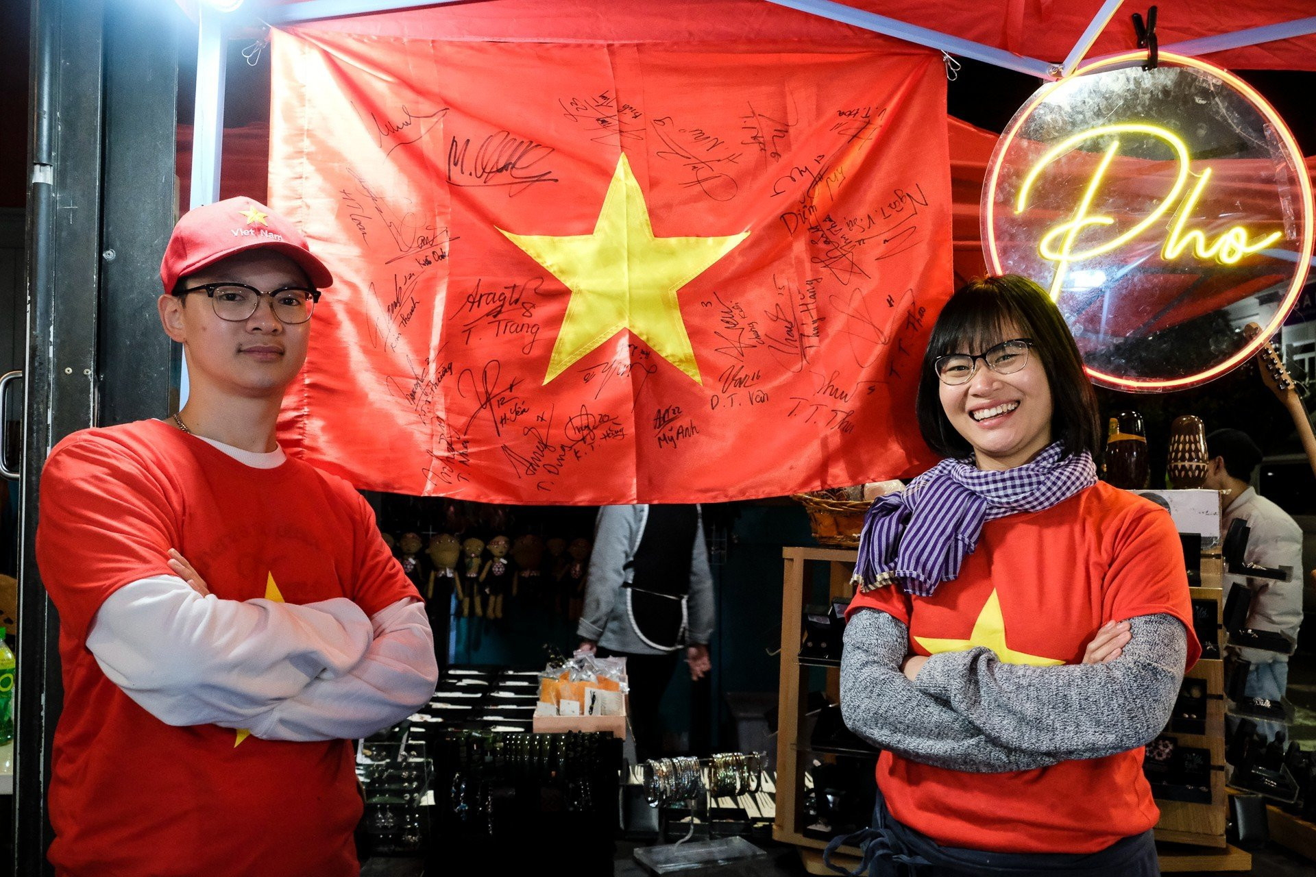 [Ảnh] Những bát phở “sưởi ấm” cổ động viên Việt Nam tại Auckland ảnh 3