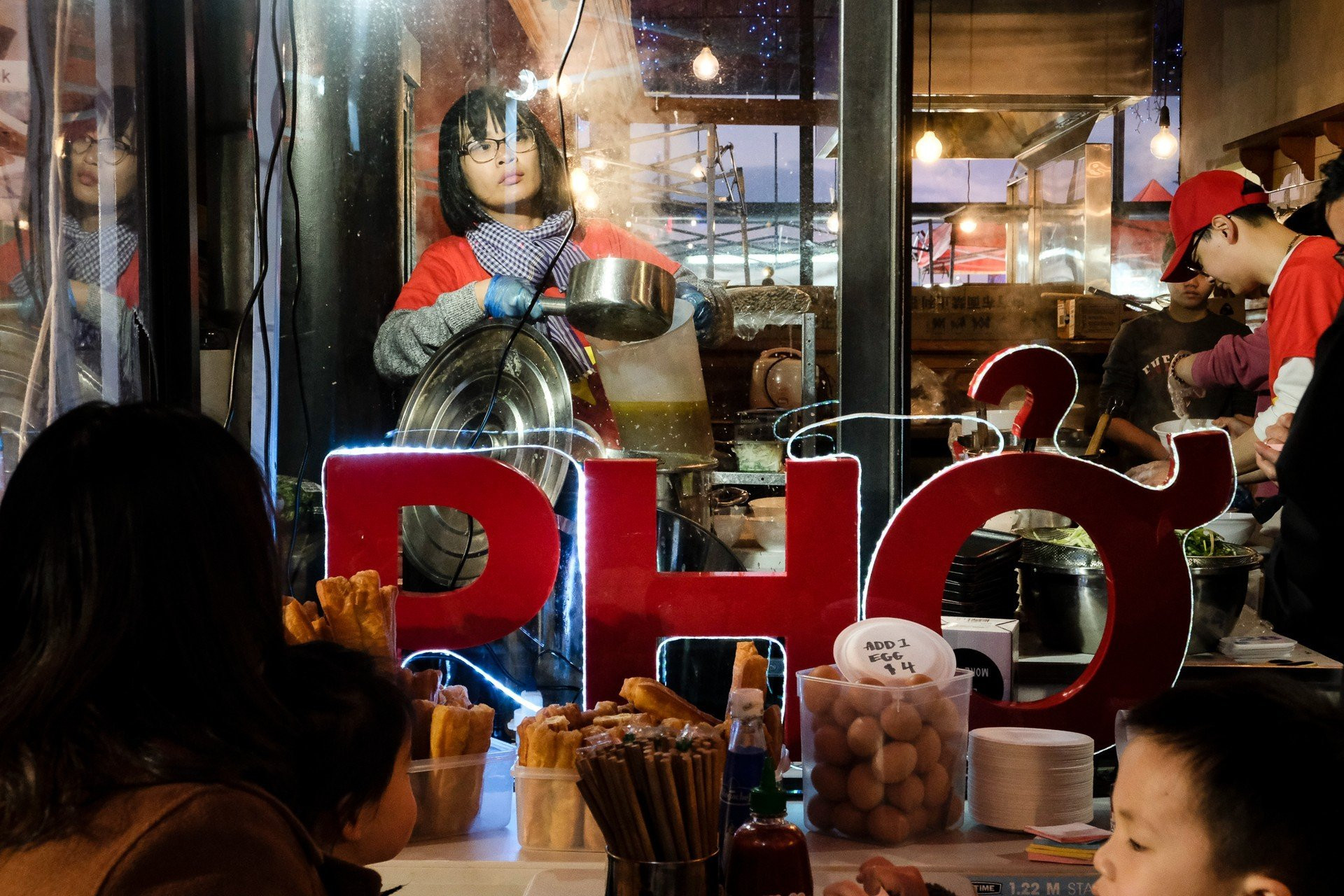 [Ảnh] Những bát phở “sưởi ấm” cổ động viên Việt Nam tại Auckland ảnh 1