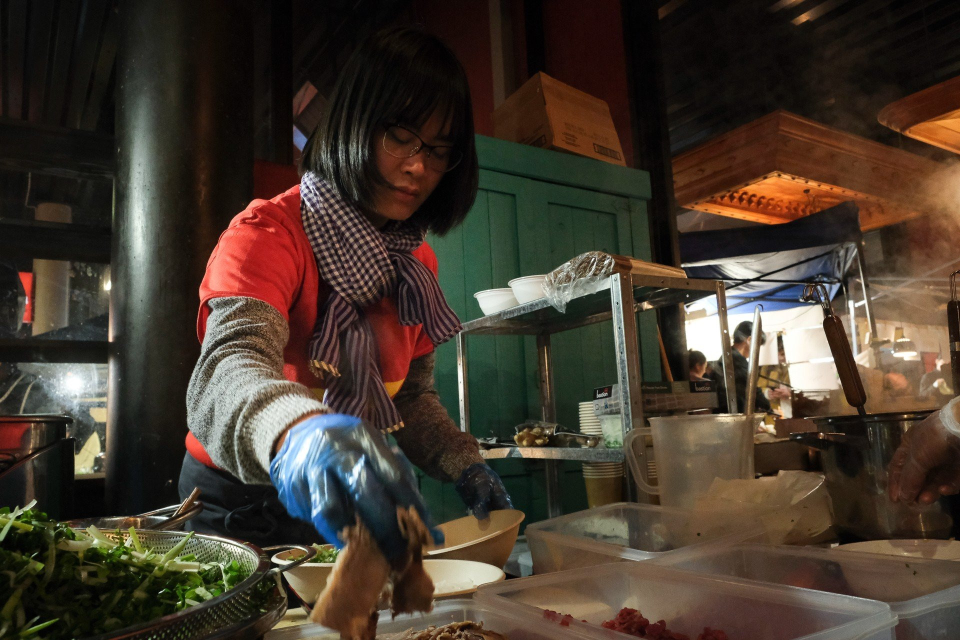 [Ảnh] Những bát phở “sưởi ấm” cổ động viên Việt Nam tại Auckland ảnh 10