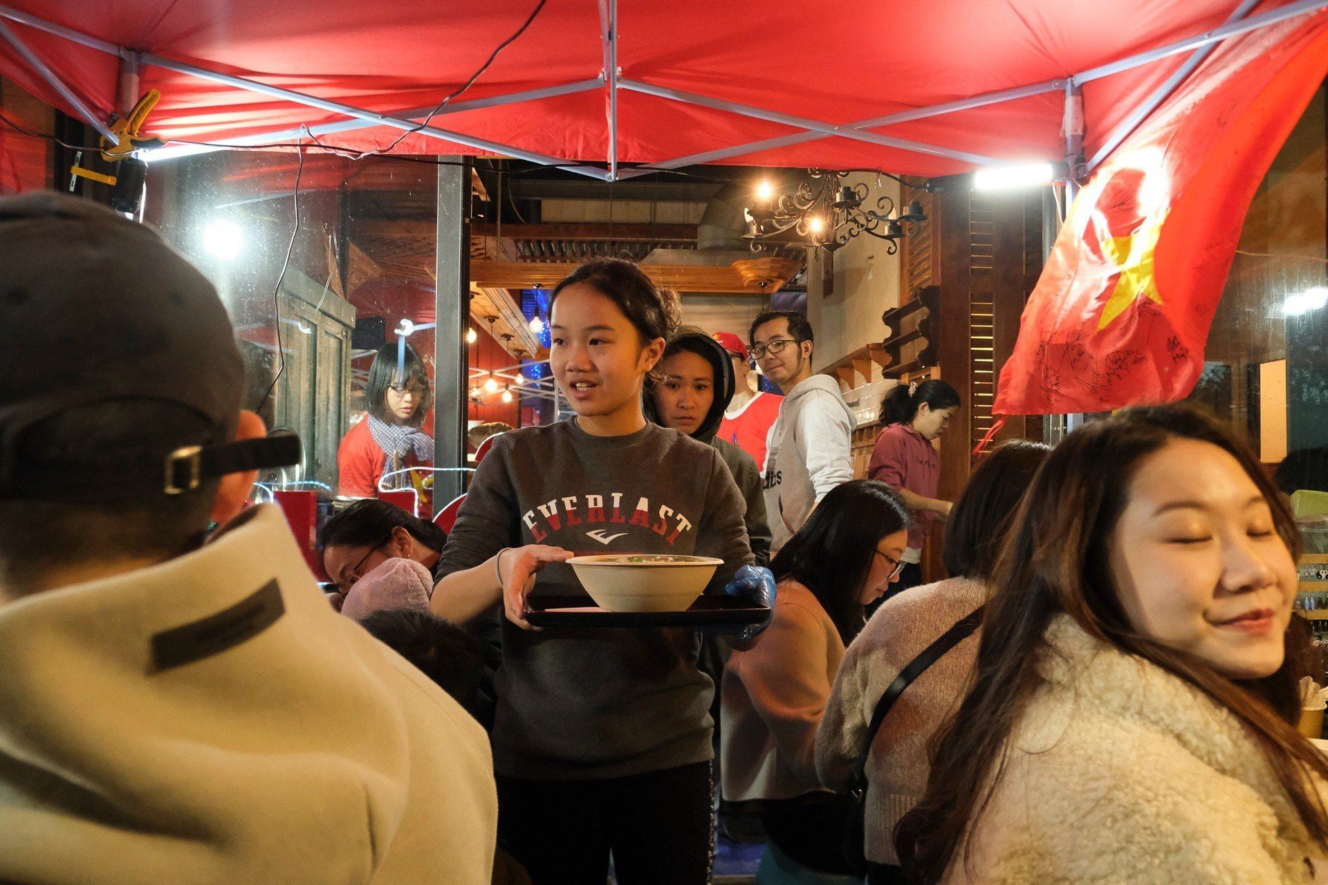 [Ảnh] Những bát phở “sưởi ấm” cổ động viên Việt Nam tại Auckland ảnh 8