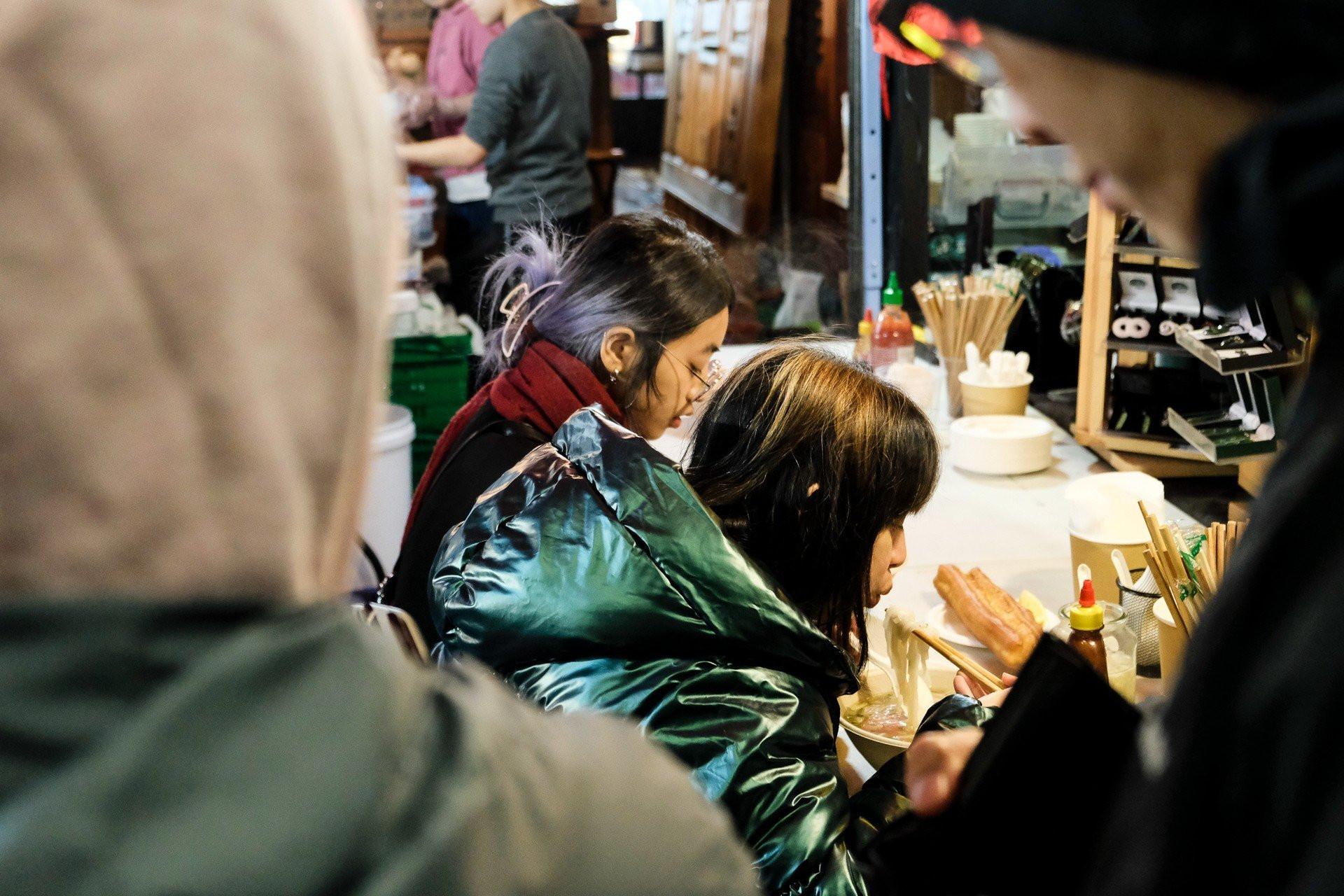 [Ảnh] Những bát phở “sưởi ấm” cổ động viên Việt Nam tại Auckland ảnh 13