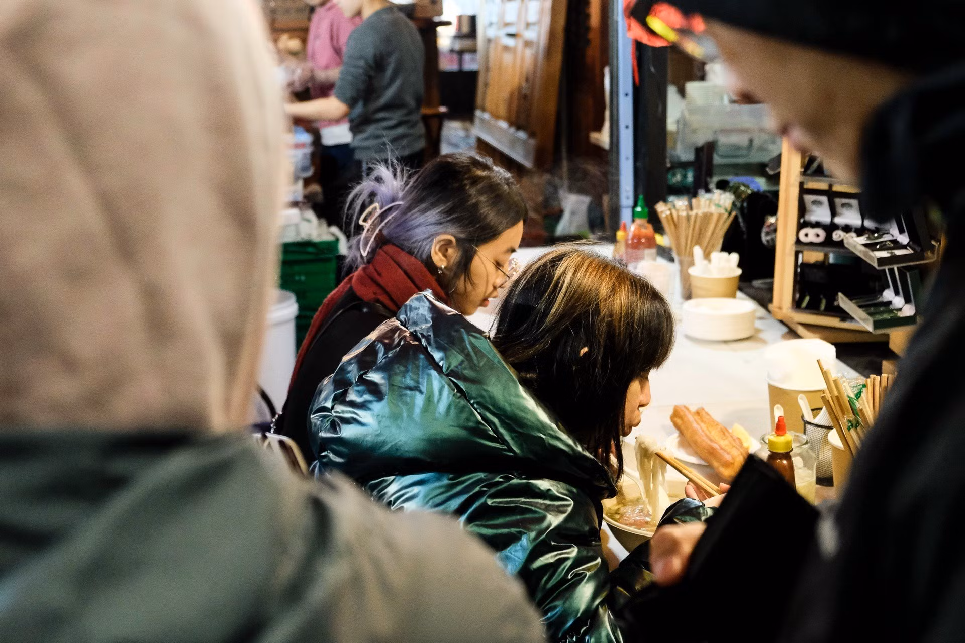 [Ảnh] Những bát phở “sưởi ấm” cổ động viên Việt Nam tại Auckland ảnh 13