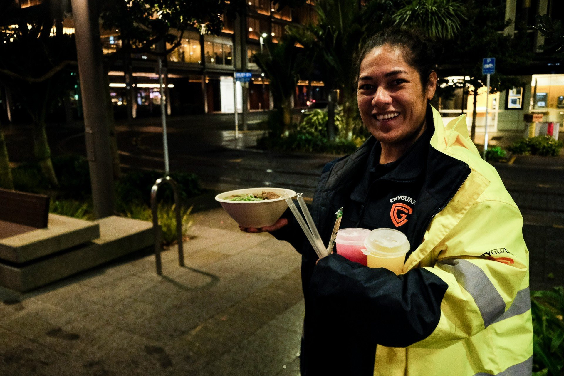 [Ảnh] Những bát phở “sưởi ấm” cổ động viên Việt Nam tại Auckland ảnh 7