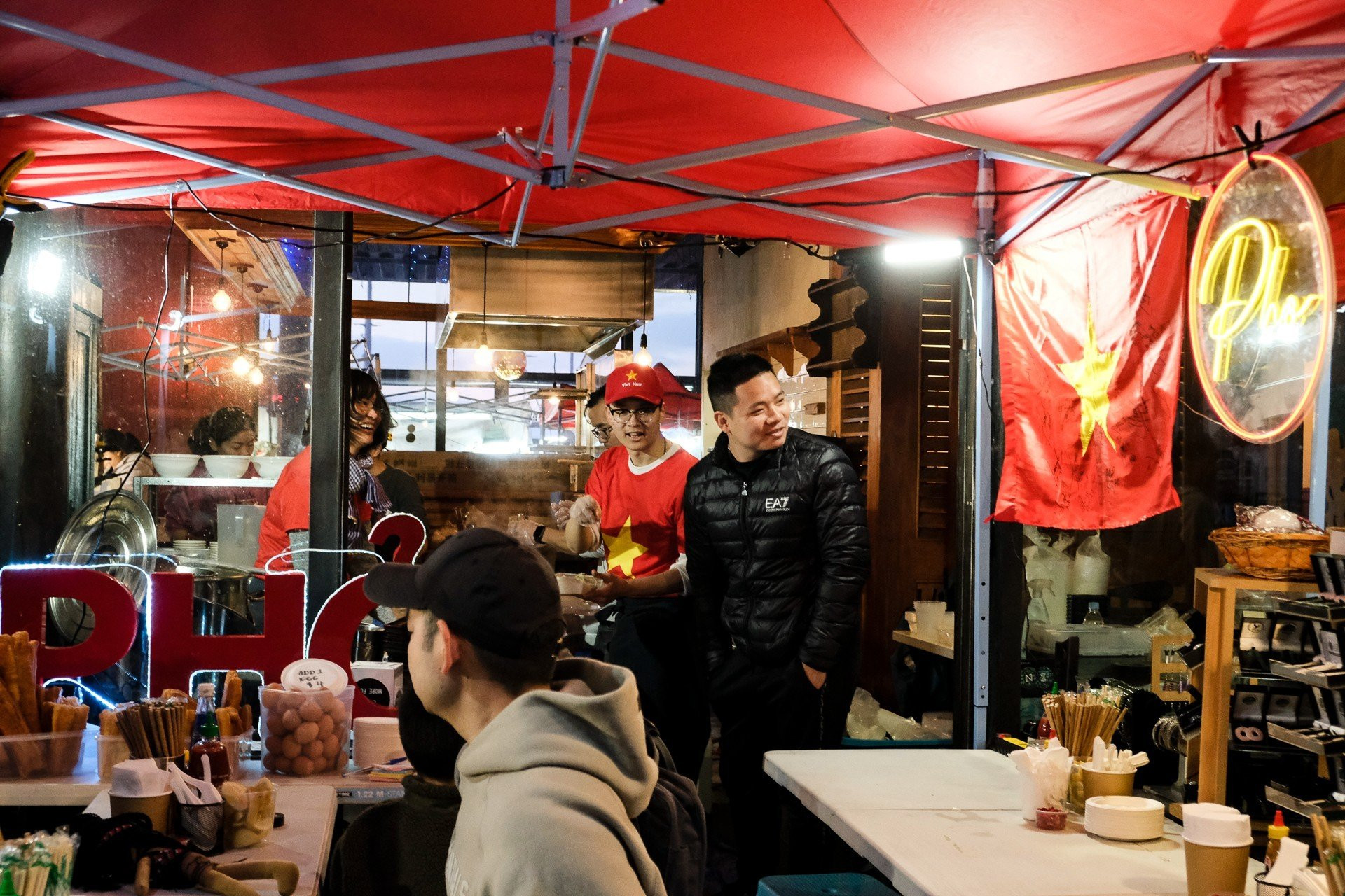 [Ảnh] Những bát phở “sưởi ấm” cổ động viên Việt Nam tại Auckland ảnh 4