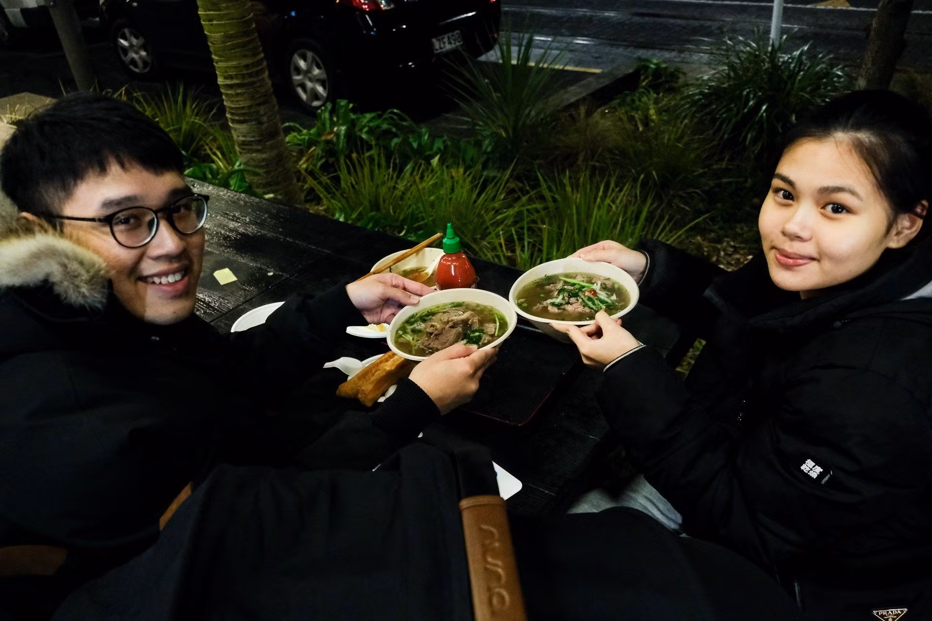 [Ảnh] Những bát phở “sưởi ấm” cổ động viên Việt Nam tại Auckland ảnh 14
