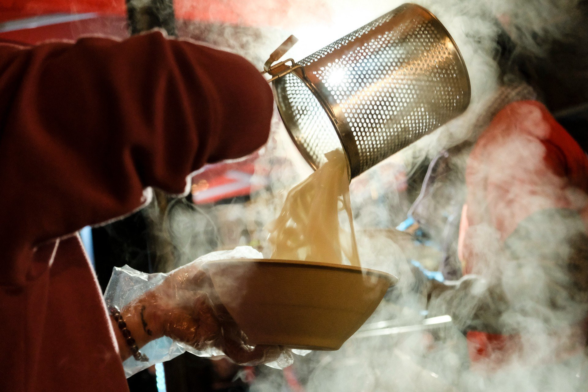 [Ảnh] Những bát phở “sưởi ấm” cổ động viên Việt Nam tại Auckland ảnh 11