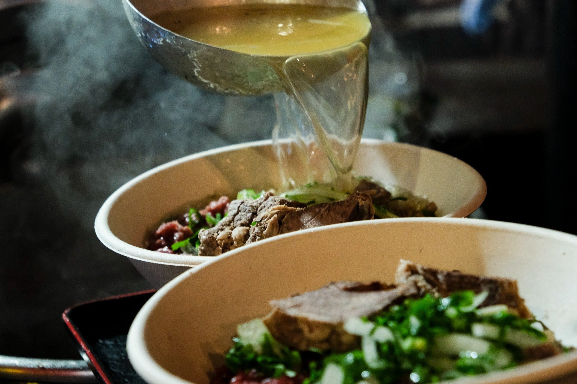 [Ảnh] Những bát phở “sưởi ấm” cổ động viên Việt Nam tại Auckland ảnh 12