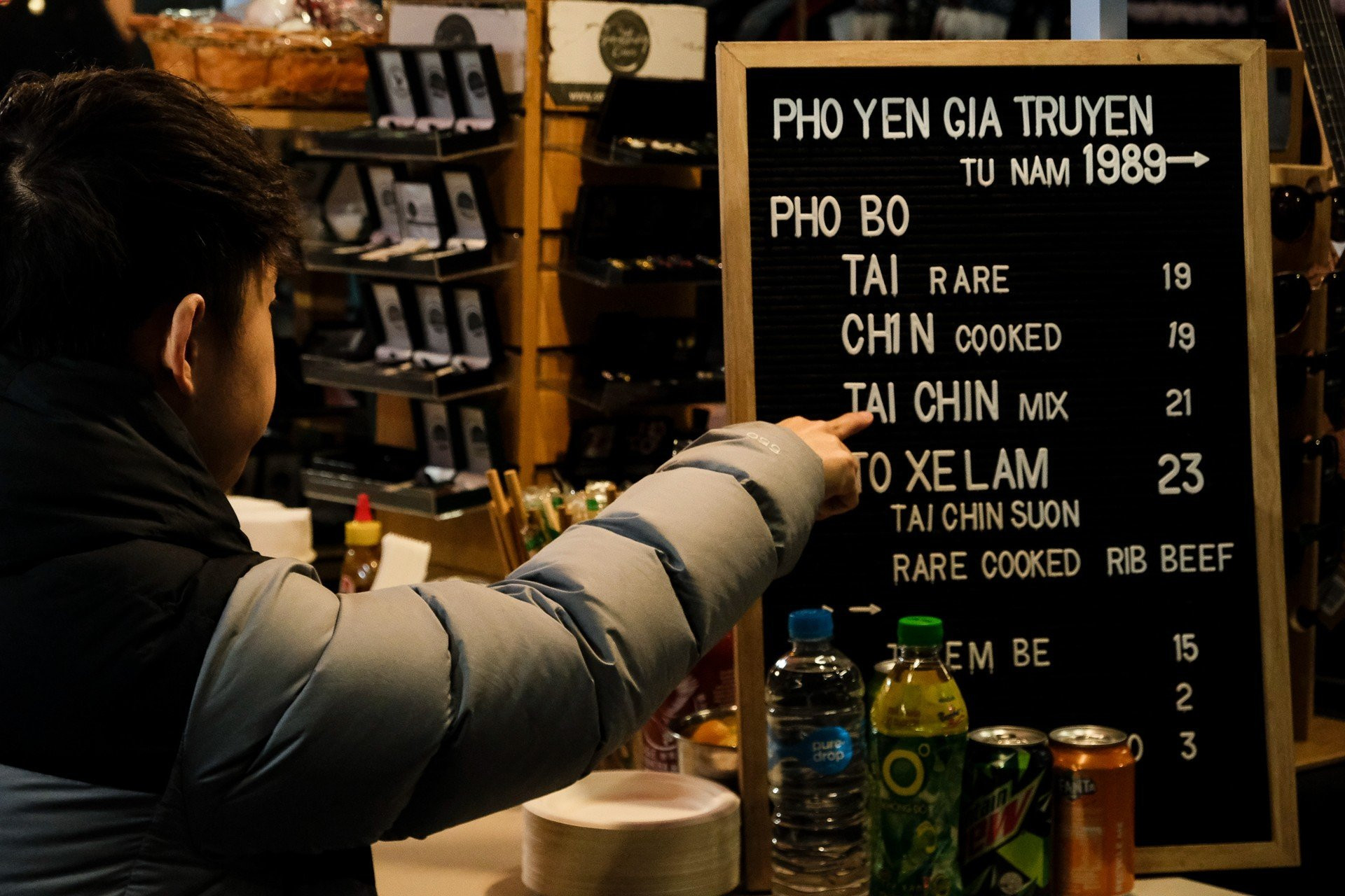 [Ảnh] Những bát phở “sưởi ấm” cổ động viên Việt Nam tại Auckland ảnh 5