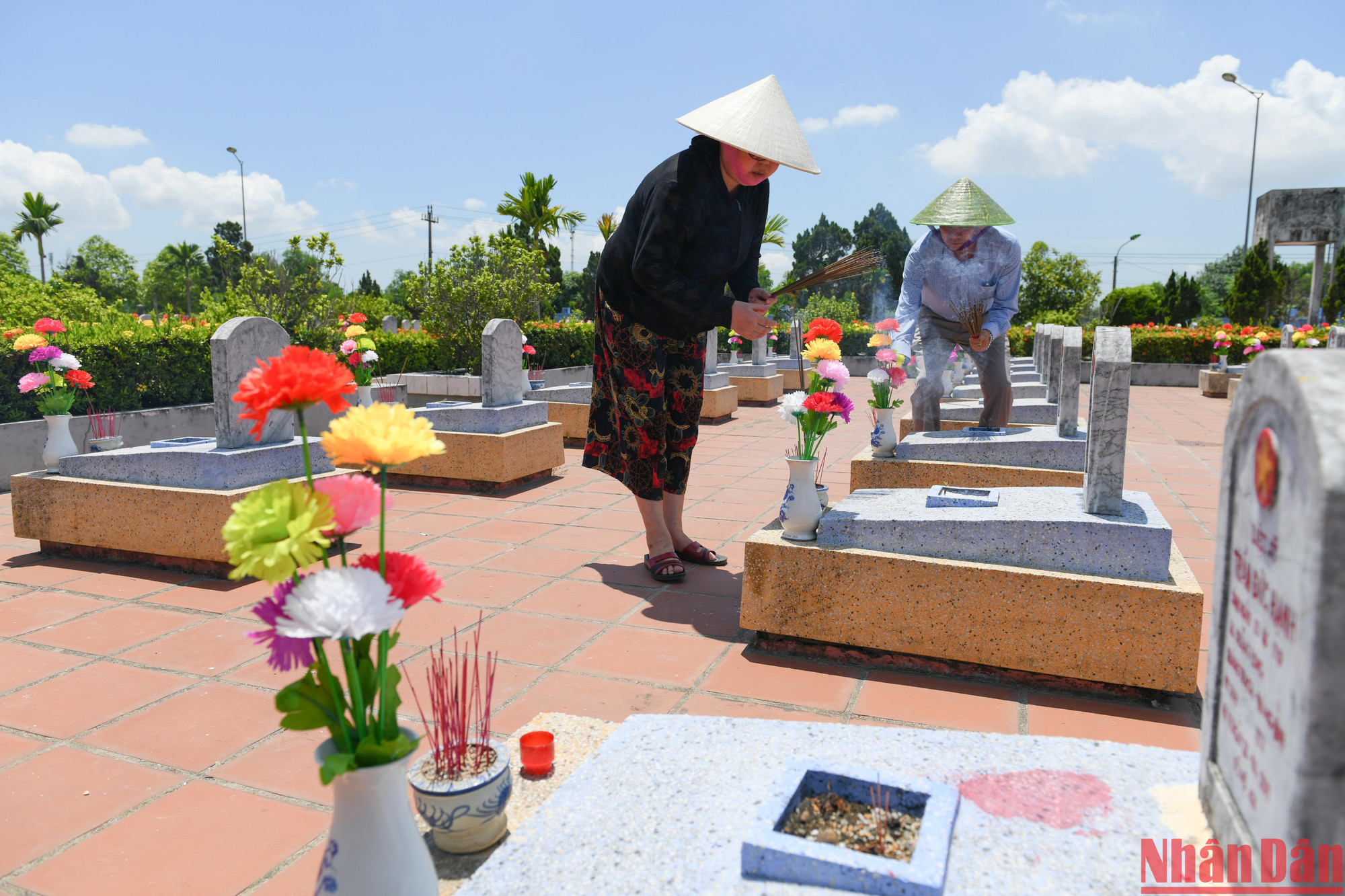 Ngày giỗ chung 26/4 và 27/7 hằng năm, chị và gia đình lên Nghĩa trang liệt sĩ thị xã Quảng Trị thắp hương cho các anh.