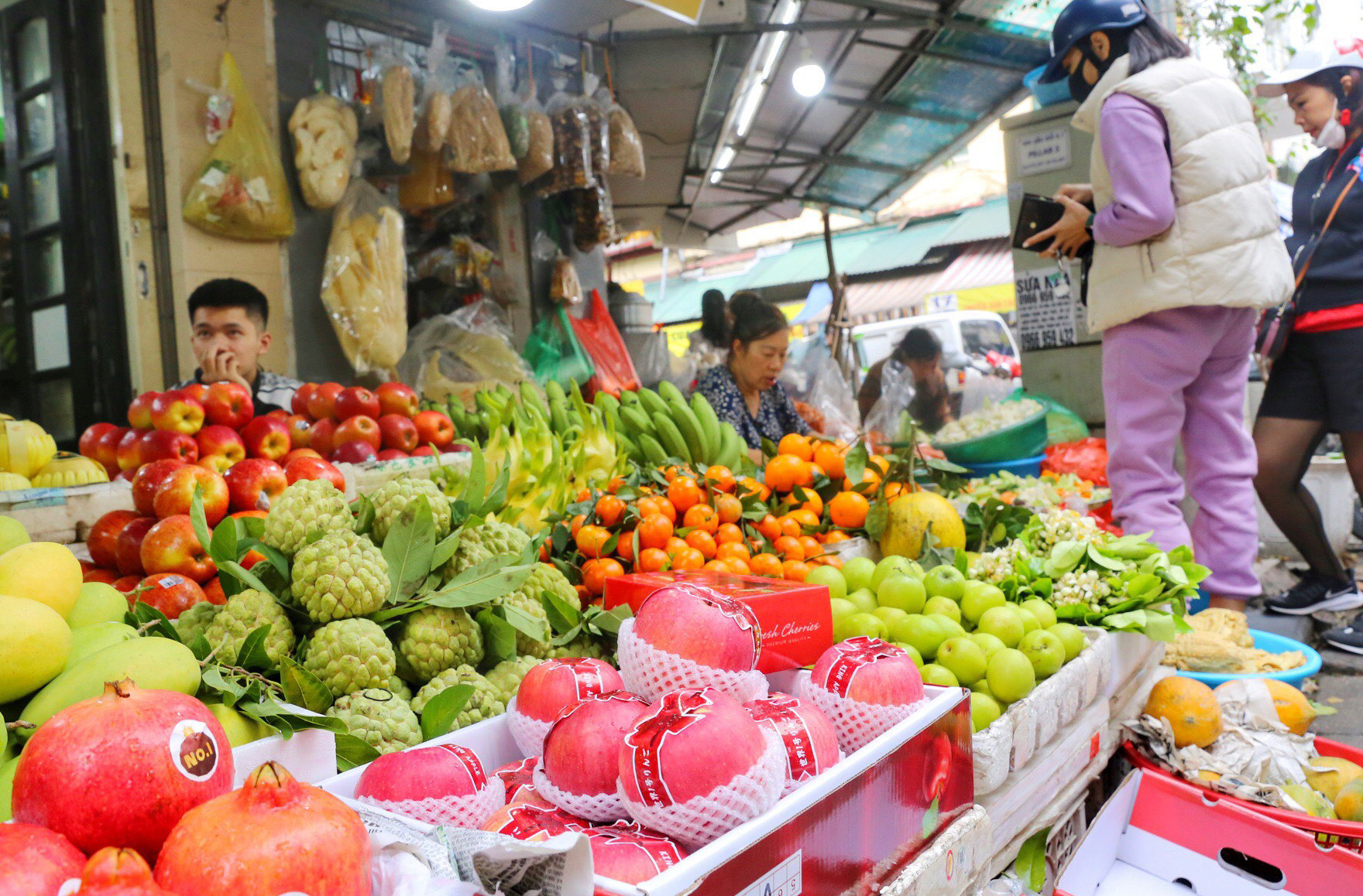 Đủ loại hoa quả phục vụ nhu cầu của người dân Thủ đô.