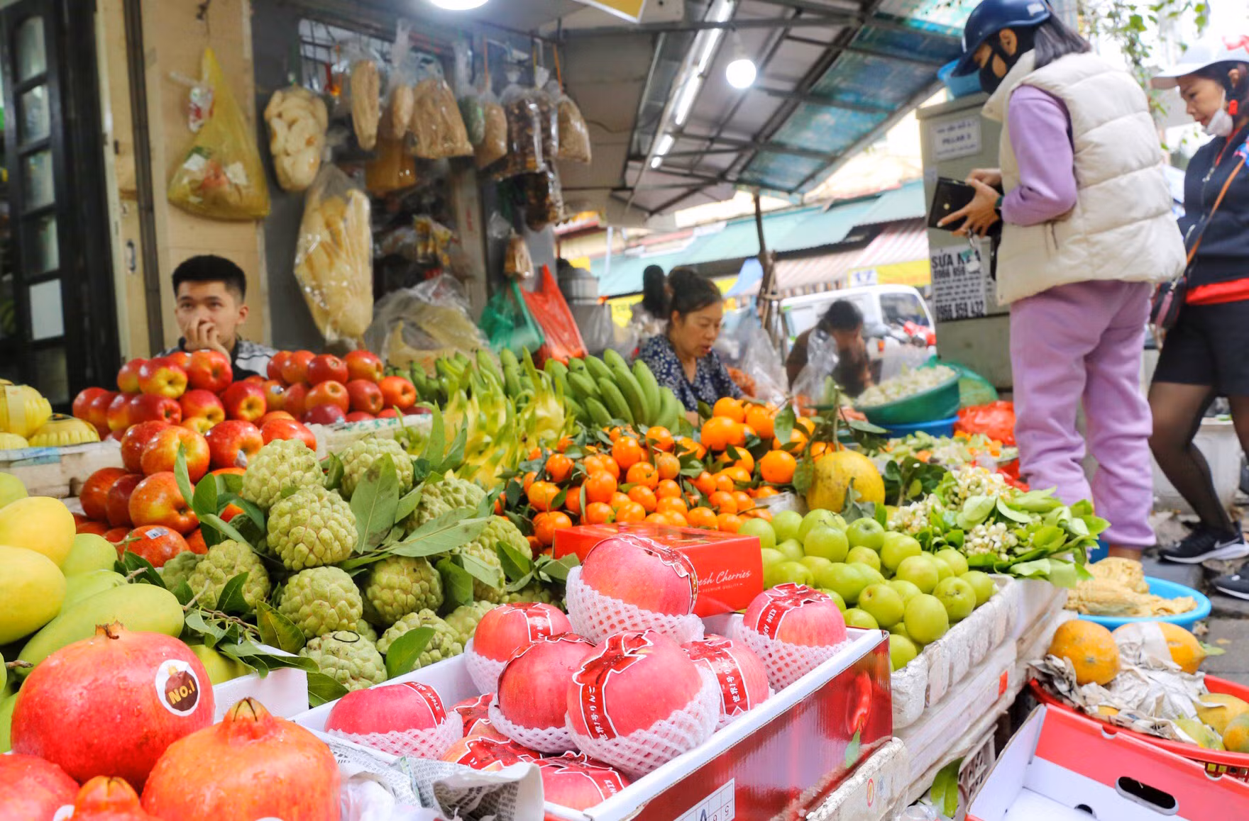 Đủ loại hoa quả phục vụ nhu cầu của người dân Thủ đô.
