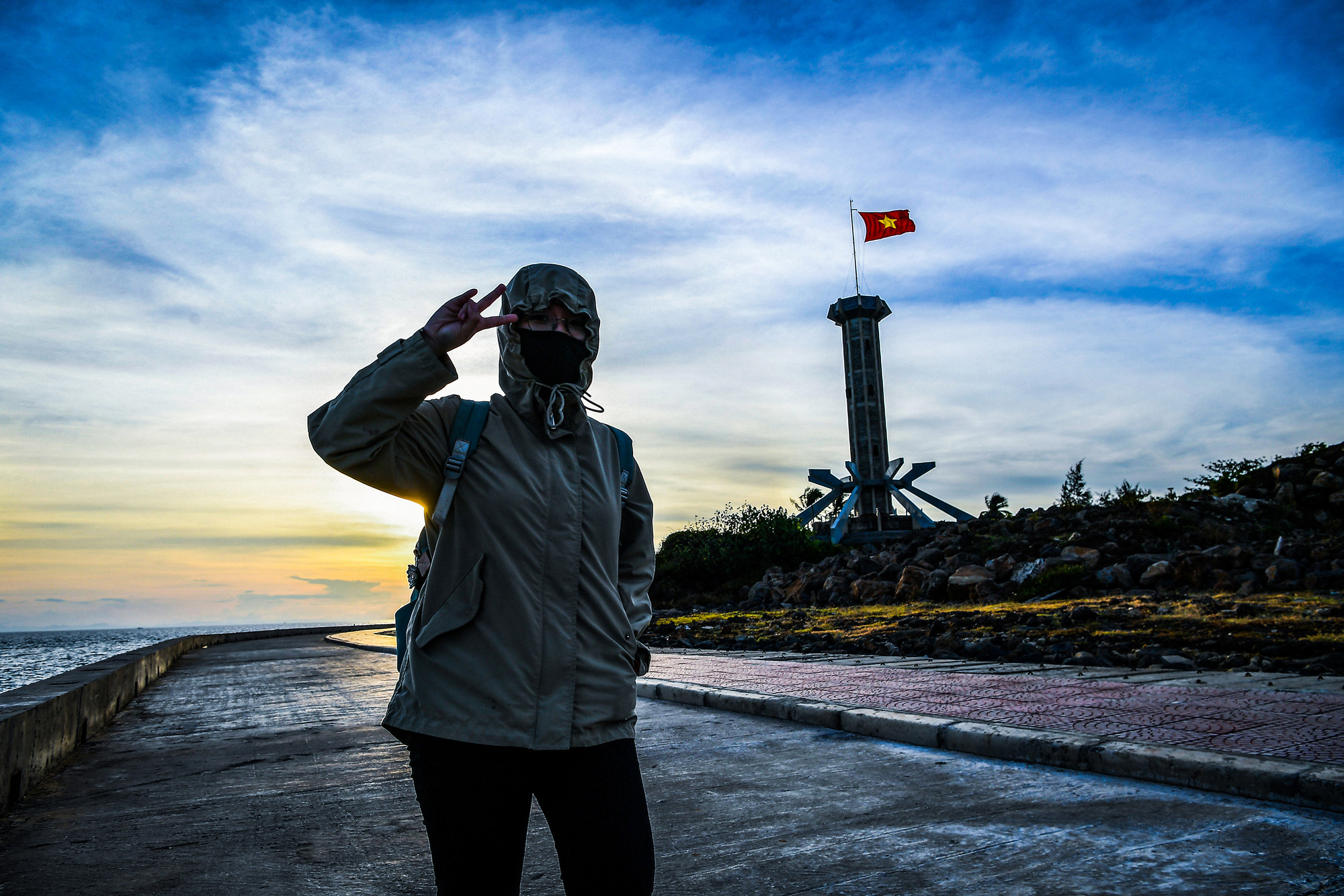 Du khách thảnh thơi dạo bước trên con đường ven biển đẹp mộng mơ của đảo ngọc...