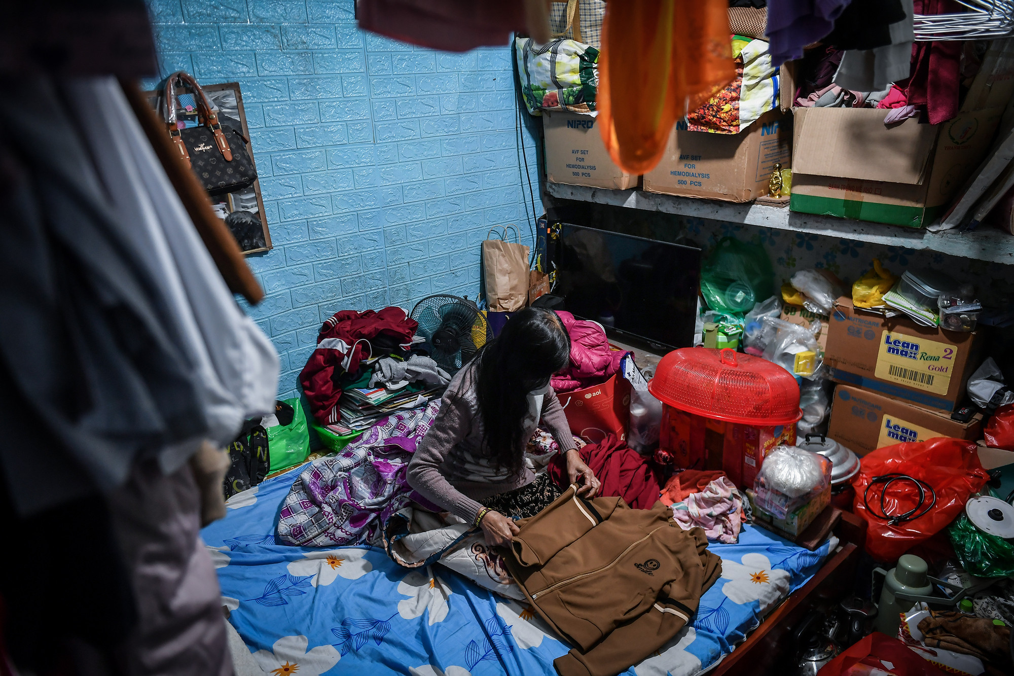 Bà Mai co ro trong căn phòng trọ nhỏ chỉ rộng chừng 10m2 của mình. Trời giá rét khiến bà không thể đi bán nước kiếm thêm thu nhập, trang trải viện phí hằng ngày. ẢNH: THÀNH ĐẠT Bà Mai co ro trong căn phòng trọ nhỏ chỉ rộng chừng 10m2 của mình. Trời giá rét khiến bà không thể đi bán nước kiếm thêm thu nhập, trang trải viện phí hằng ngày. ẢNH: THÀNH ĐẠT