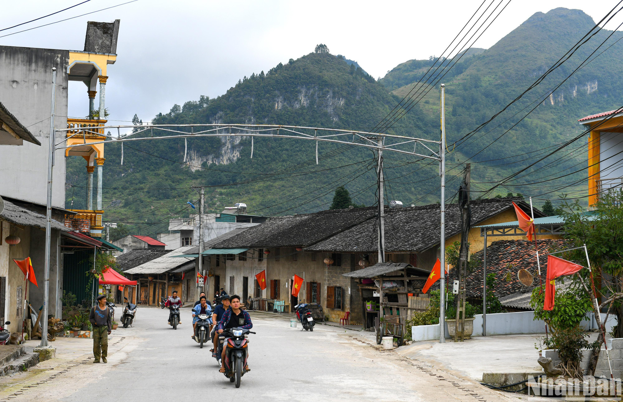Thị trấn Phó Bảng nằm sâu bên trong thung lũng đá tai mèo này là nơi sinh sống của người Mông, người Hoa là chủ yếu. Chỉ cách tuyến đường quen thuộc Yên Minh - Đồng Văn khoảng 5km nhưng lại là điểm đến được ít người biết đến. Có lẽ chính vì điều đó mà đến bây giờ, Phó Bảng vẫn là một thị trấn miền núi yên bình, vắng bóng du khách và vẫn giữ trọn vẹn nét đẹp của nó.