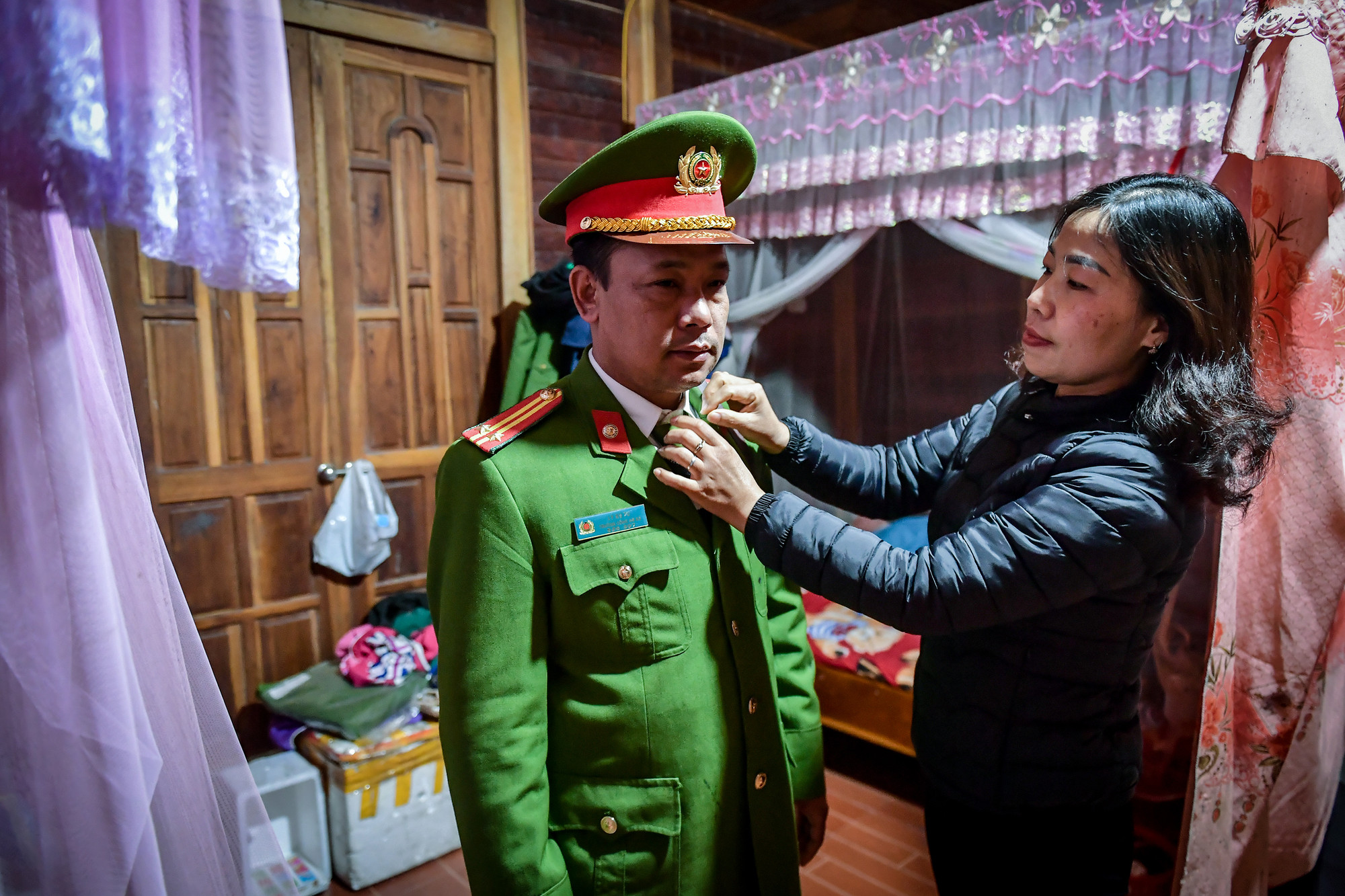 Thật may mắn khi anh Tư luôn có chị Xào Sò Nu, người vợ hiền chăm sóc cho anh hằng ngày. Cô bạn chung trường ngày phổ thông ngày ấy giờ là hậu phương vững chắc để anh yên tâm công tác những ngày Tết đến Xuân về.