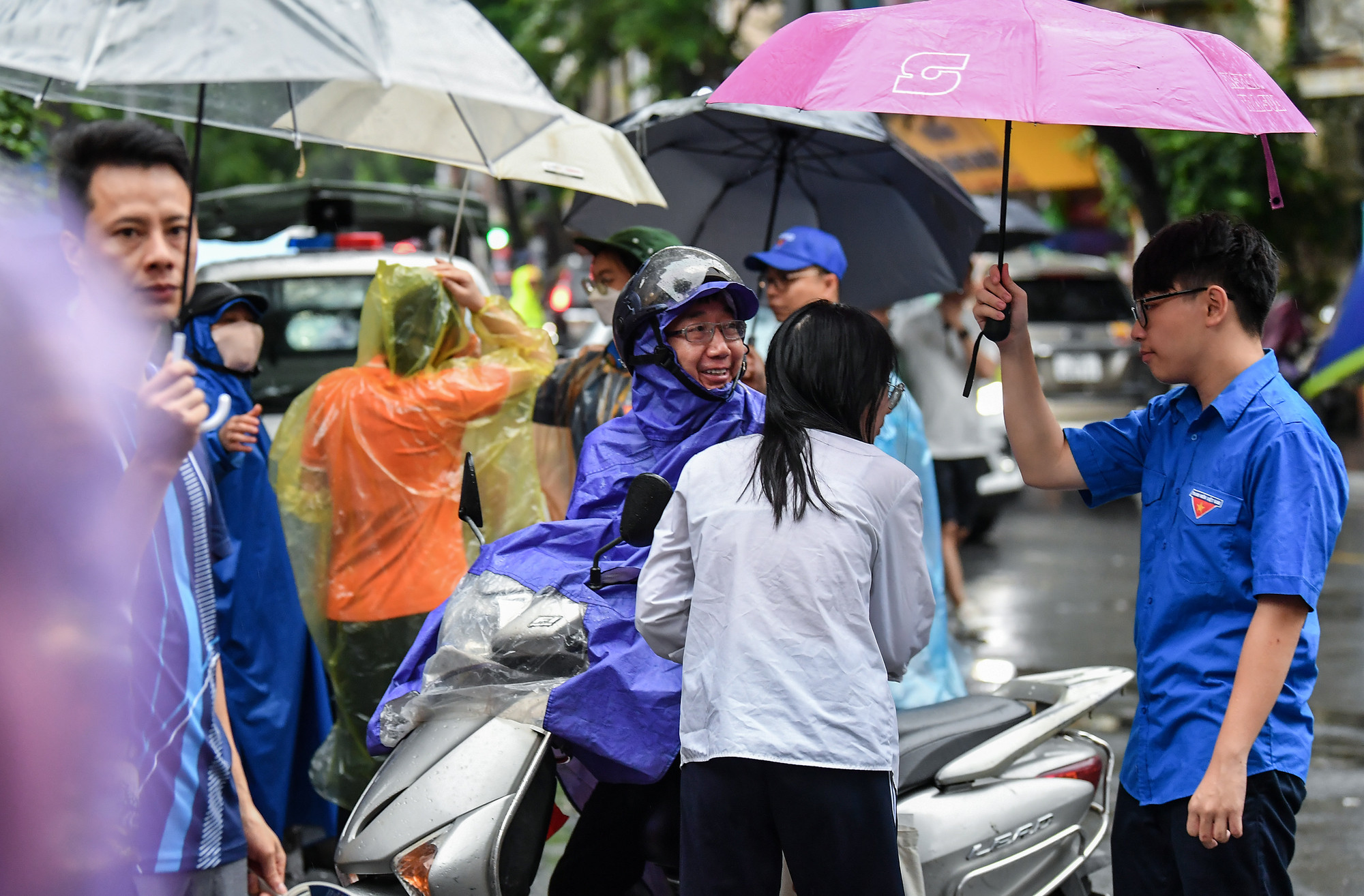 Dù trời mưa, thời tiết không được thuận lợi, nhưng không làm nản chí tinh thần của thí sinh dự thi.
