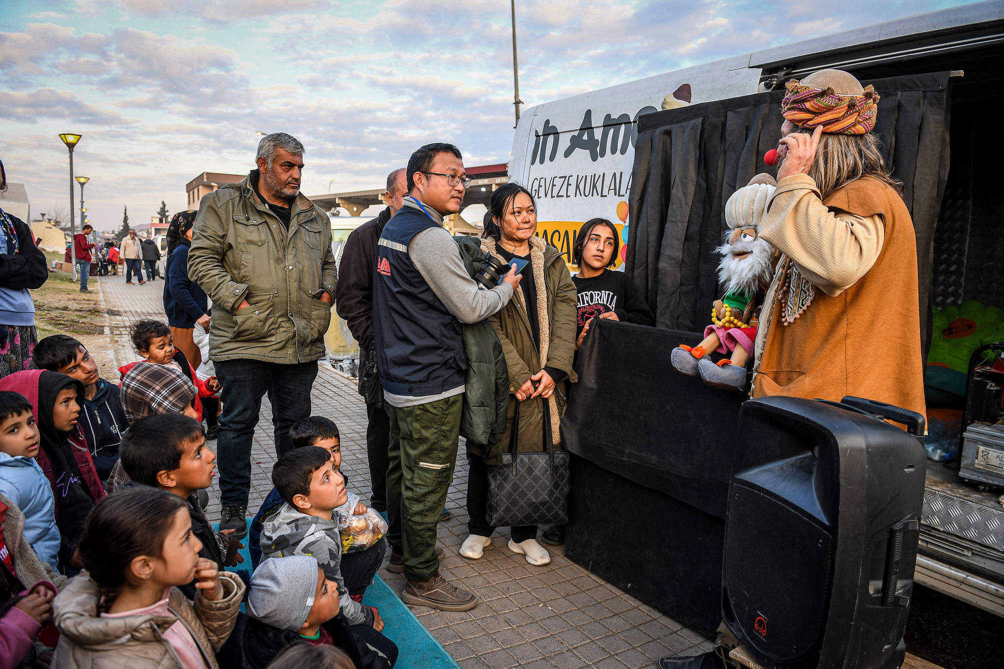 “Ngay sau động đất, tôi đã quyết định đi dọc 11 tỉnh bị ảnh hưởng để đem lại niềm vui cho lũ trẻ. Tôi đã đi qua Iskenderun, Samandag, Osmaniye, Afsin, Elbistan, Malatya, Adiyaman, Kahramanmaras… trước khi tới nơi này. Mỗi ngày, tôi sẽ diễn từ 7-8 lần để giúp lũ trẻ quên đi thực tế phũ phàng này. Trước đó, trong trận động đất năm 1999, tôi cũng đã làm việc tương tự”, Mehmet nói với phóng viên Báo Nhân Dân.