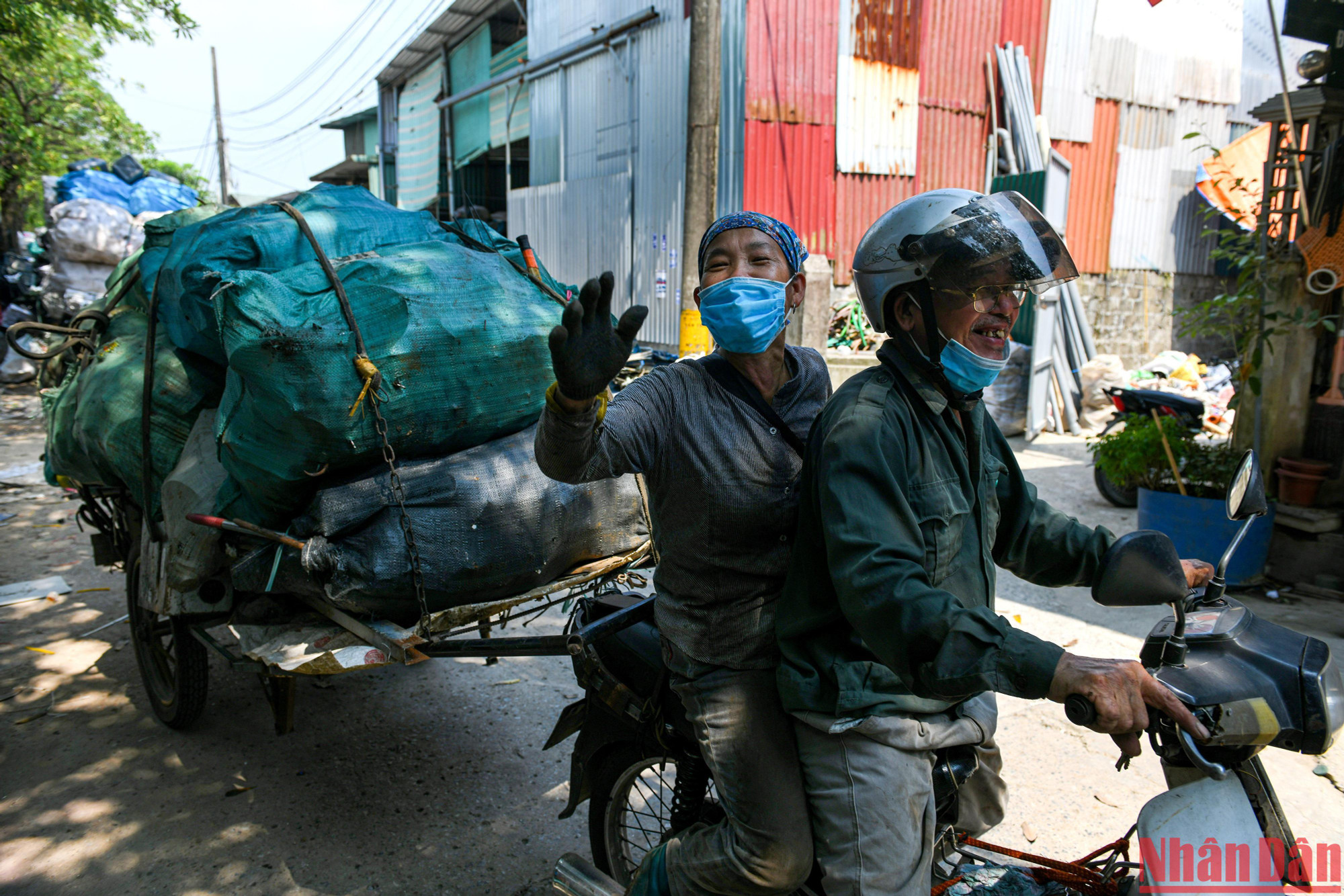 "Chúng tôi có tuổi rồi, không làm nghề này biết làm gì để ra tiền hả các anh?"
