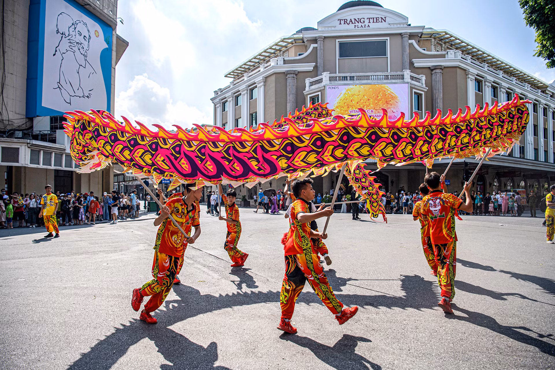 Khai màn sự kiện là tiết mục của đoàn Lân sư rồng huyện Thanh Oai với 600 người biểu diễn 30 con rồng, 30 con lân và 30 người đánh trống, tượng trưng cho 30 quận, huyện, thị xã trên địa bàn thành phố.