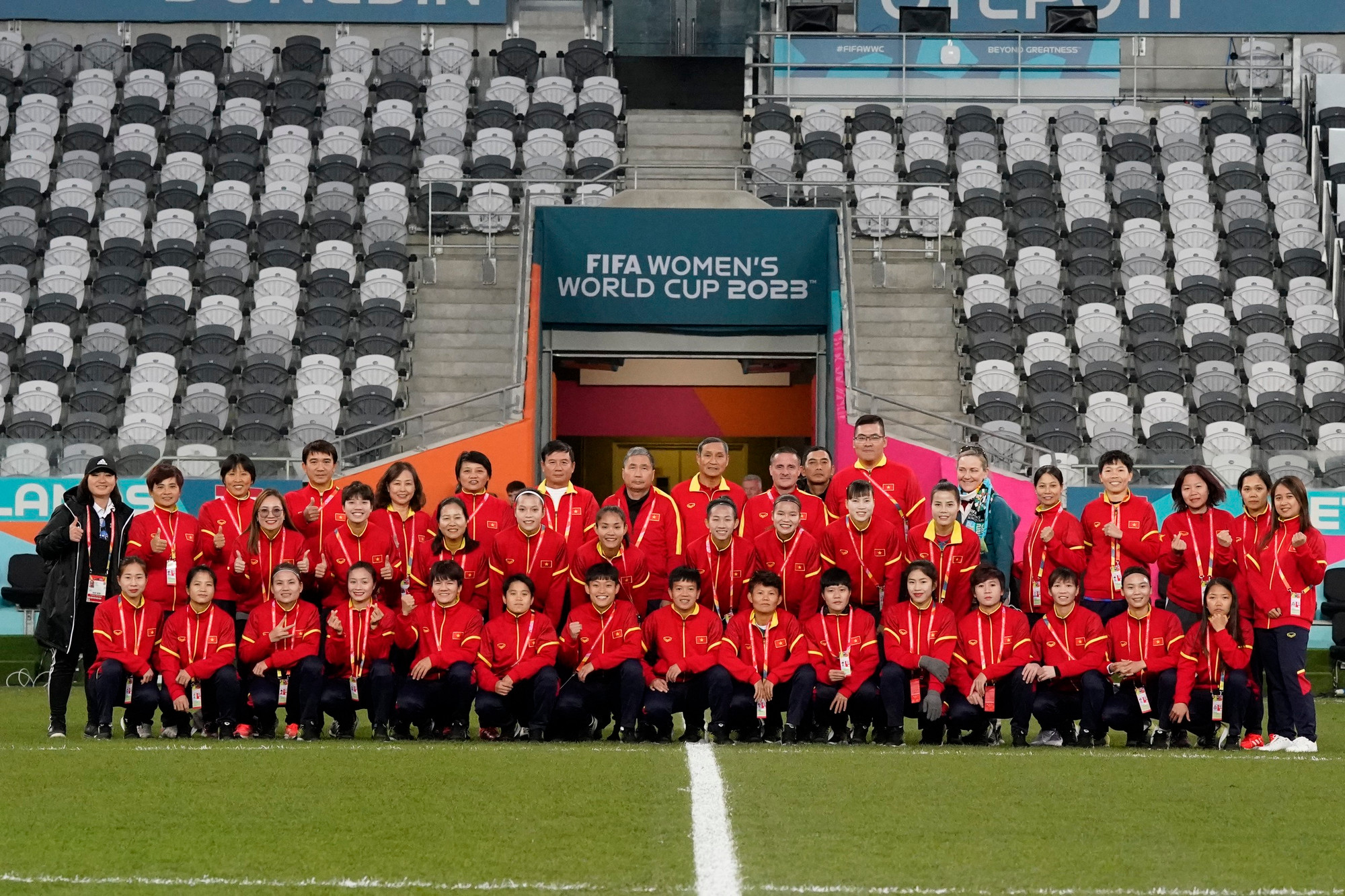 [Ảnh] “Sân khấu” cuối cùng của tuyển nữ Việt Nam tại World Cup nữ 2023: Mái bằng nhựa, khán đài khung thép ảnh 13