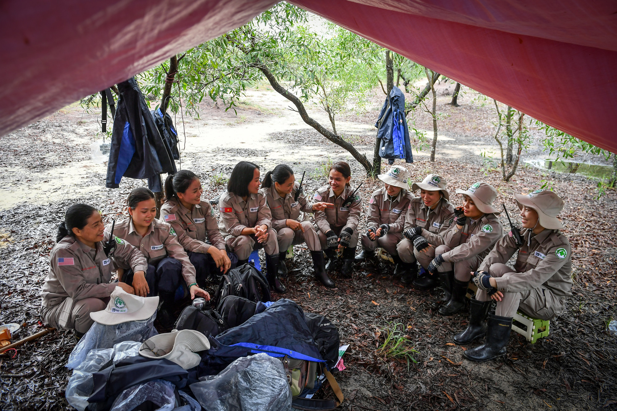 Chị Nguyễn Thị Diệu Linh, Quản lý dự án NPA/RENEW cùng các chị em đội rà phá bom vui vẻ trò chuyện cùng nhau chia sẻ những khó khăn vui buồn trong cuộc sống mỗi giờ nghỉ giải lao.