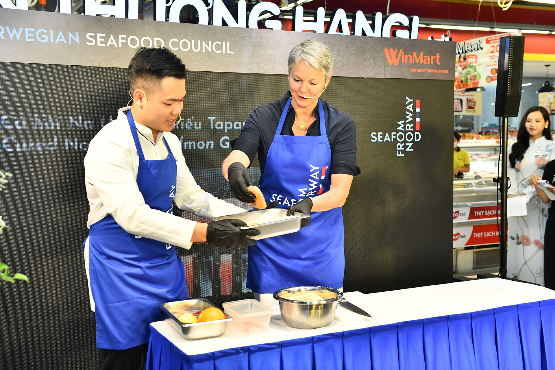 [Ảnh] Đại sứ Na Uy chế biến món cá hồi mời thực khách