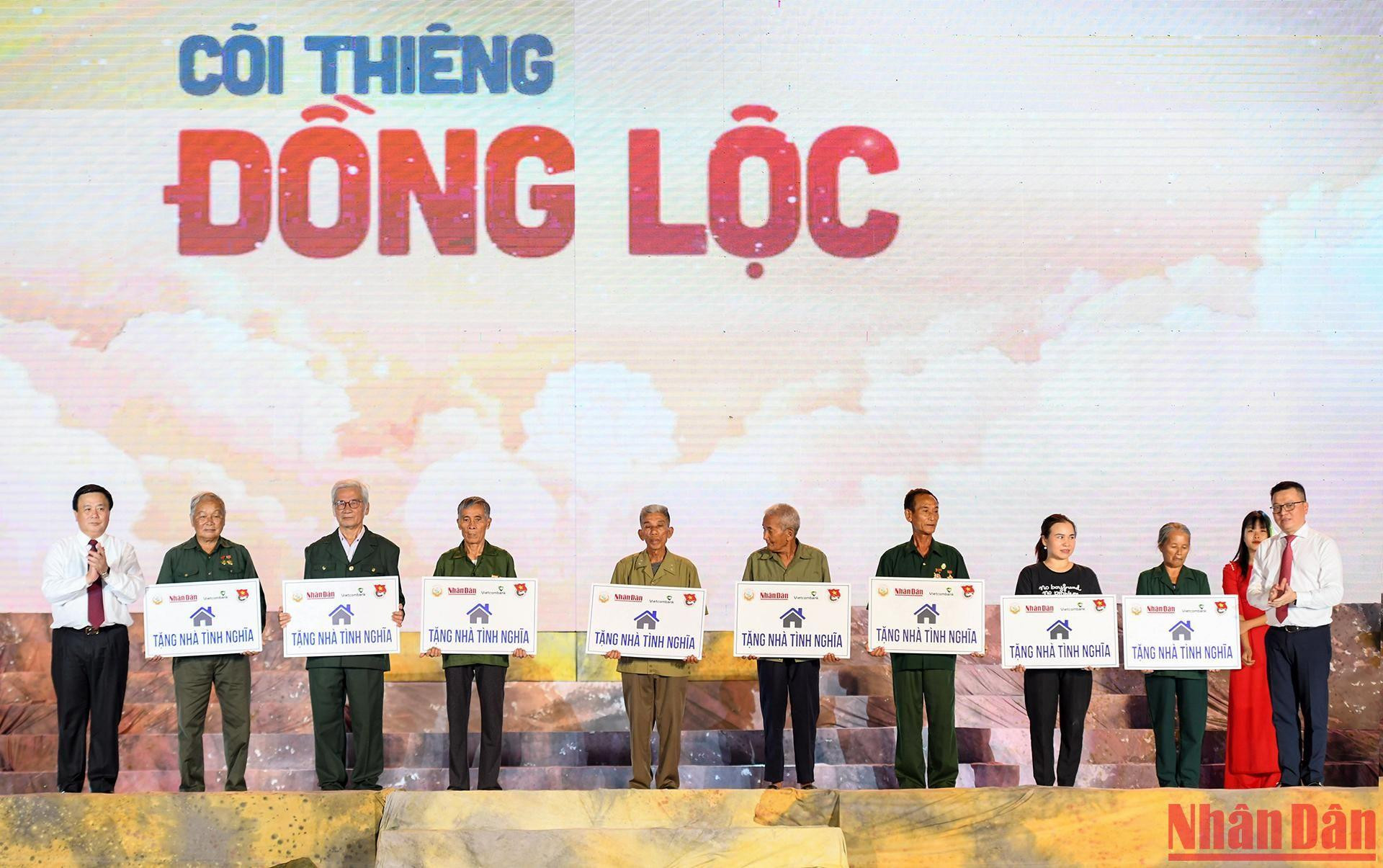 Đồng chí Nguyễn Xuân Thắng và đồng chí Lê Quốc Minh trao biểu trưng 8 căn nhà tình nghĩa tặng các gia đình thân nhân liệt sĩ, đối tượng chính sách.