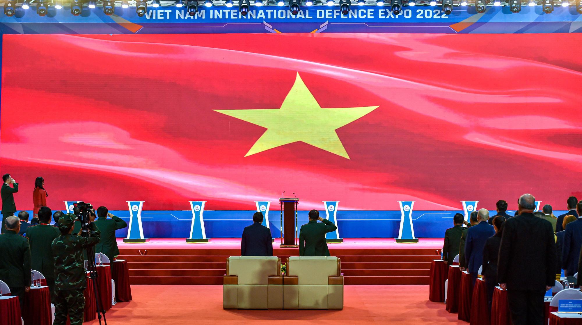 Các đại biểu thực hiện nghi lễ chào cờ tại lễ khai mạc triển lãm.