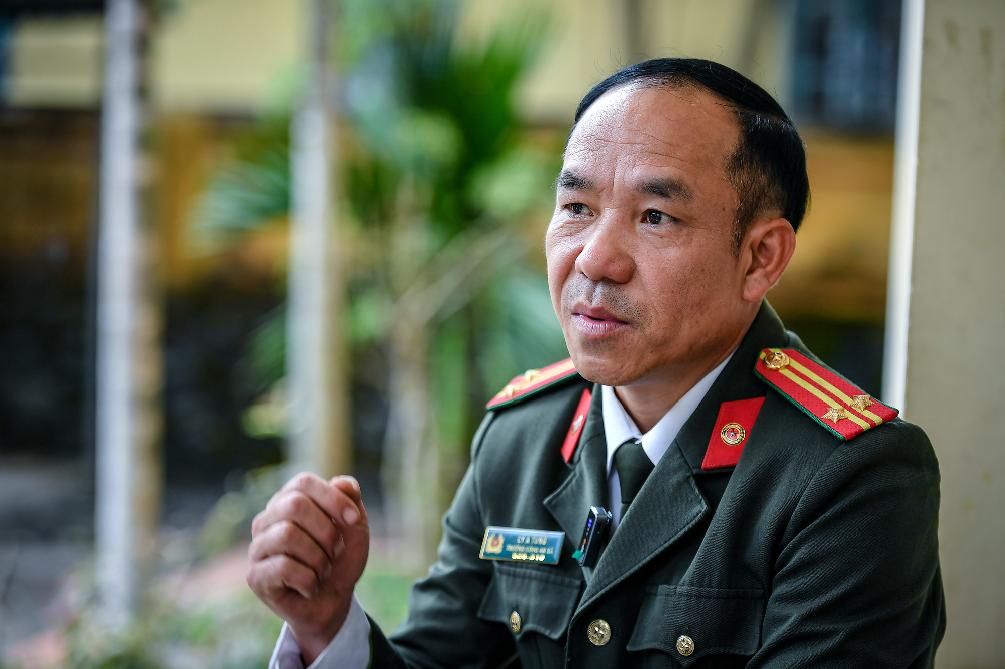 Trung tá Lý A Tung (Công an huyện Mường Nhé) kể lại những ngày ăn rừng, ngủ suối để có thể bám dân, bám bản của mình và đồng đội.