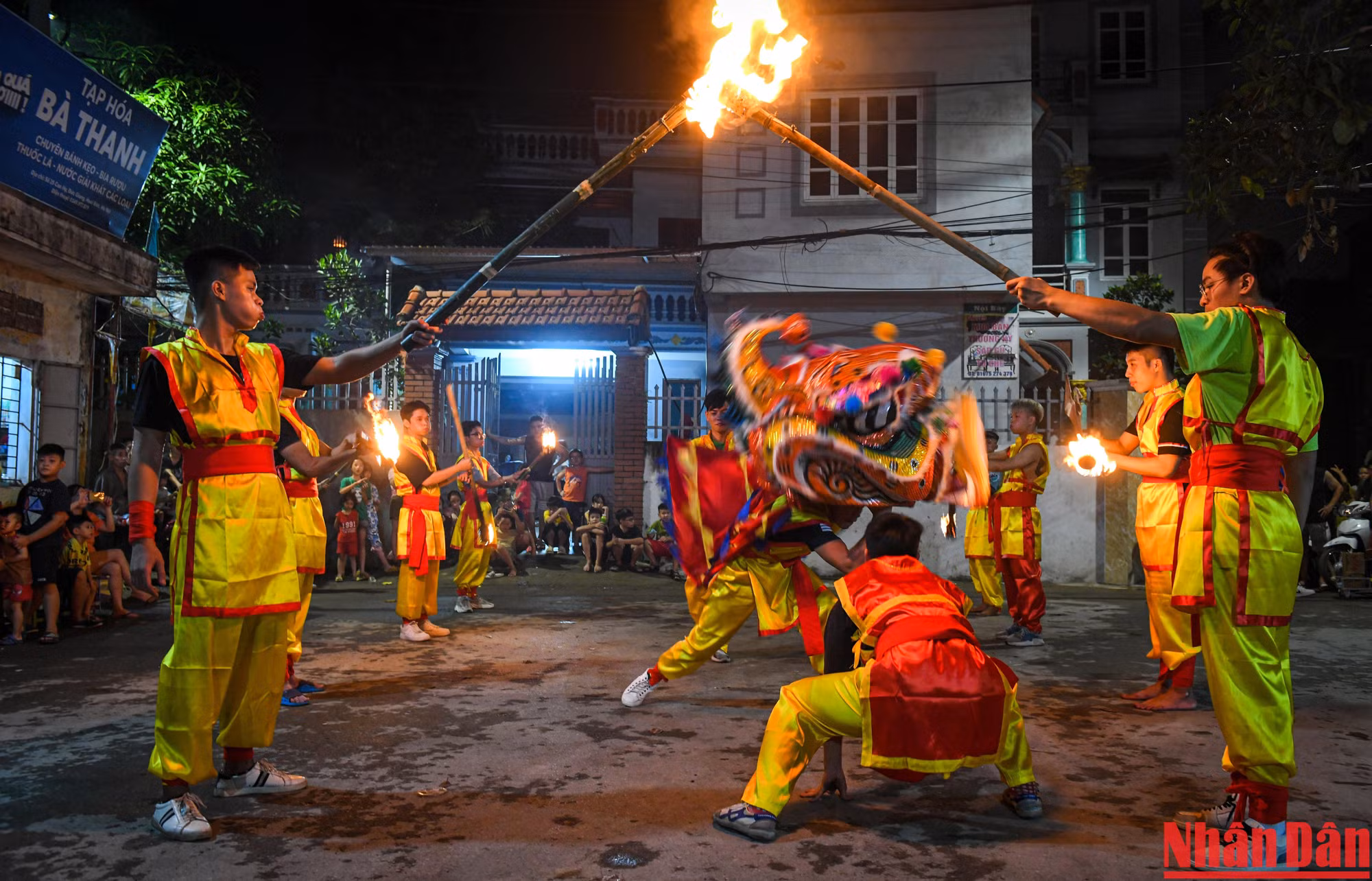 Đặc biệt, đội lân mỗi năm một lứa tuổi, sẽ thay nhau hằng năm, trước khi biểu diễn múa lân, thổi lửa, thành viên của đội đã phải tập luyện phun nước trước khi phun dầu để thổi lửa, để khi ngậm dầu không và bảo đảm an toàn khi biểu diễn.