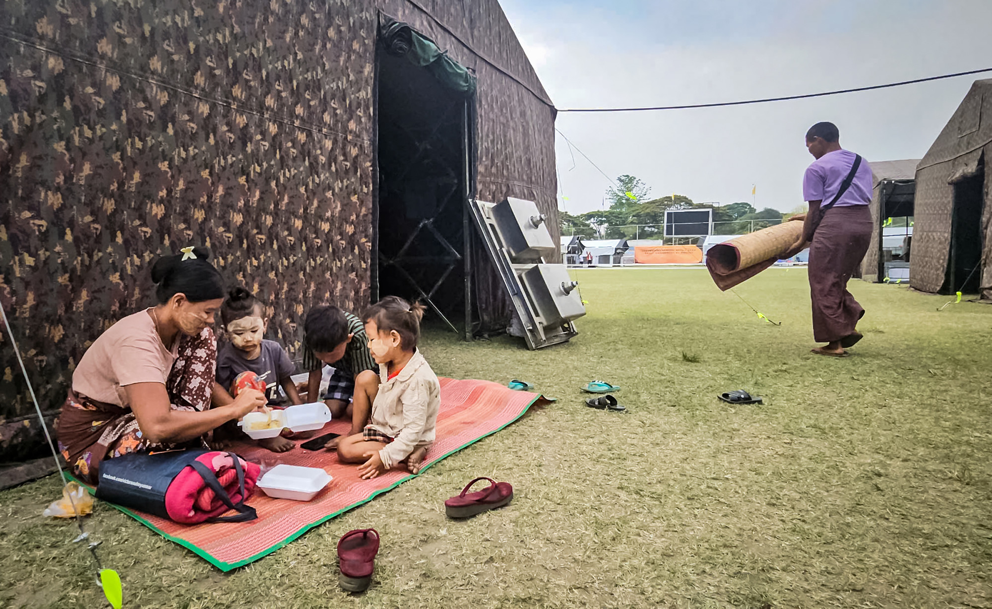 [Ảnh] Đoàn cứu nạn, cứu hộ Việt Nam chia sẻ nỗi mất mát với người dân vùng động đất Myanmar ảnh 13