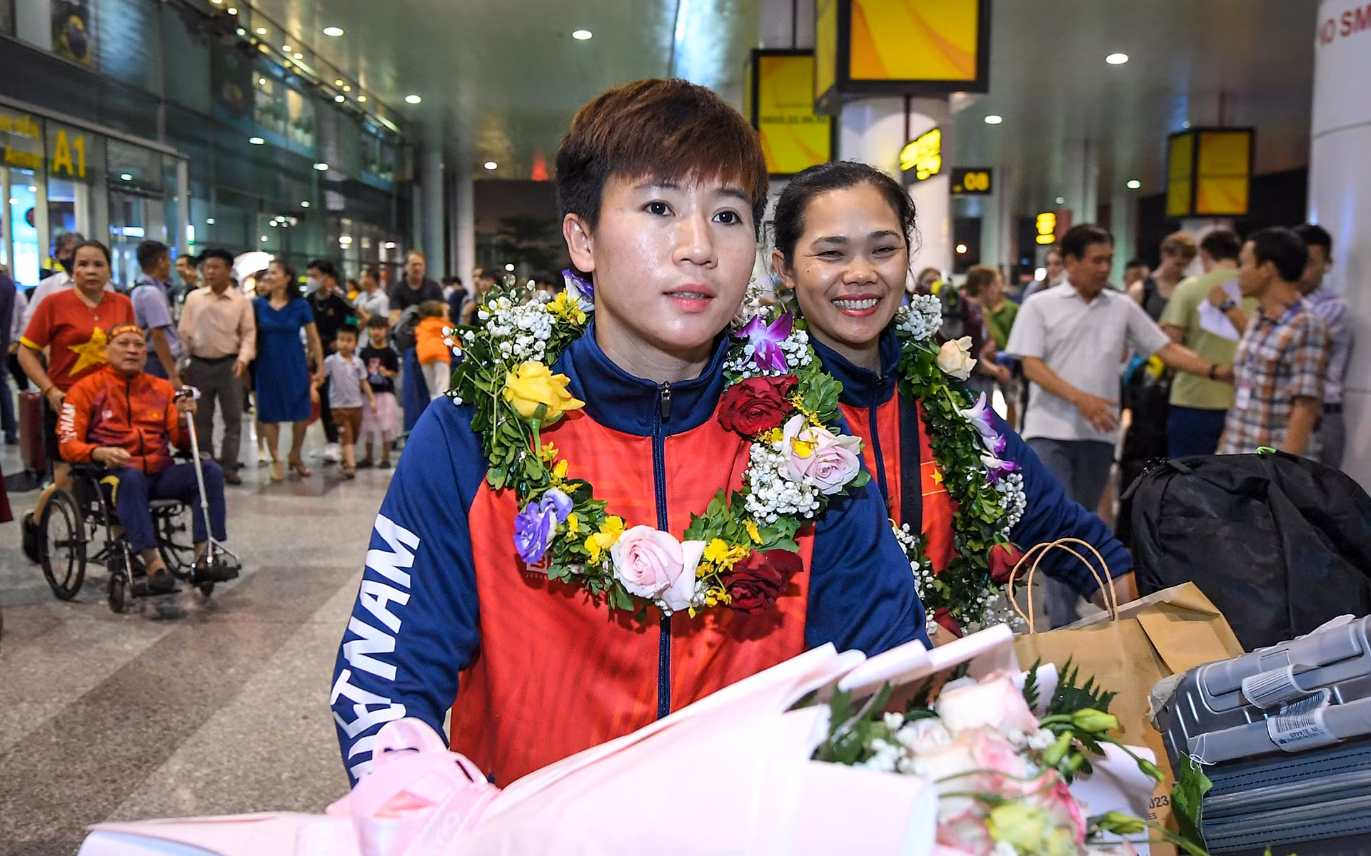 [Ảnh] Tuyển bóng đá nữ Việt Nam về nước dưới sự đón chào nồng nhiệt của cổ động viên ảnh 11