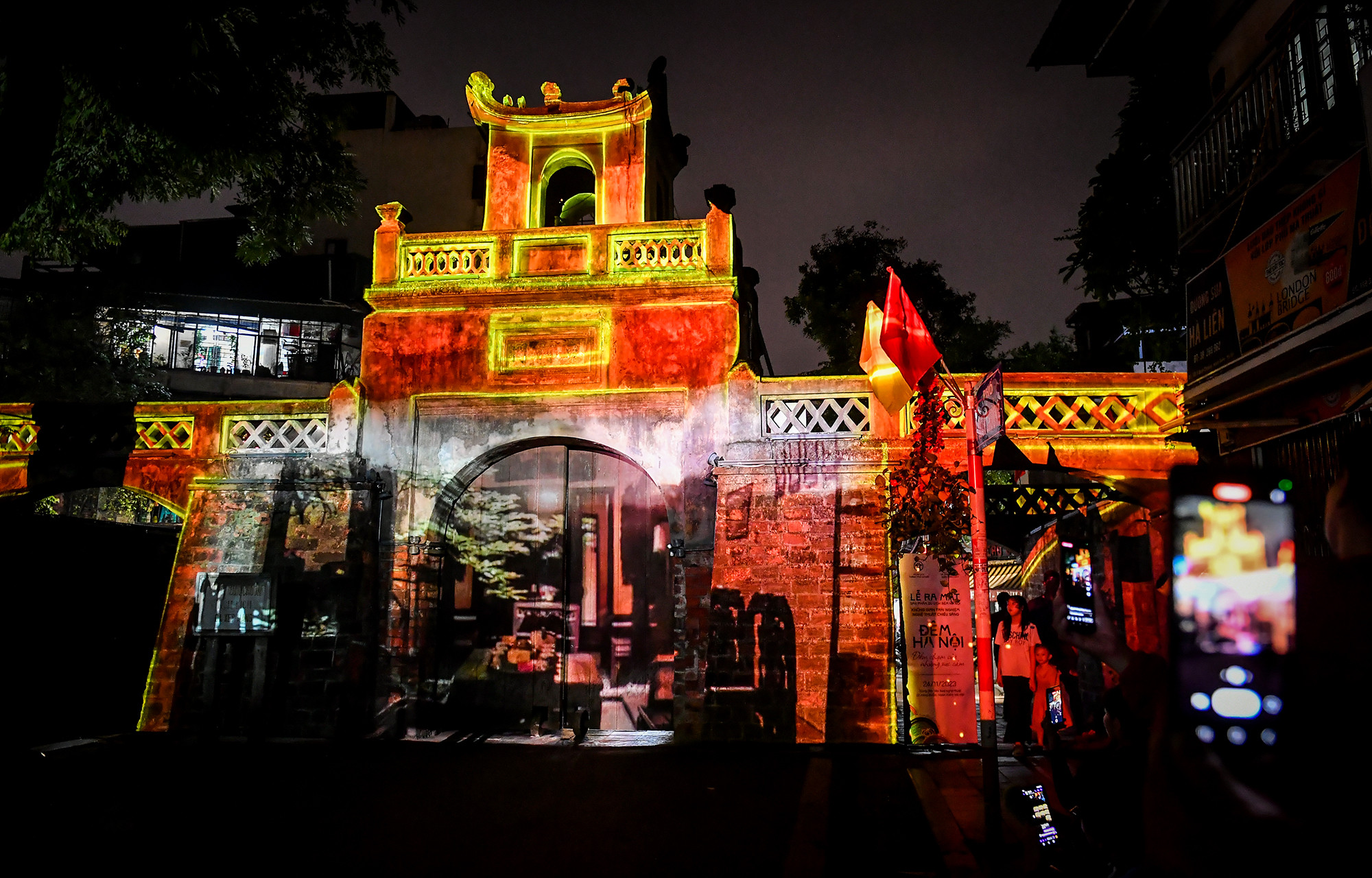 Nhiều bạn trẻ thích thú ghi lại những màn trình diễn 3D trong không gian cổ kính và kỳ ảo.