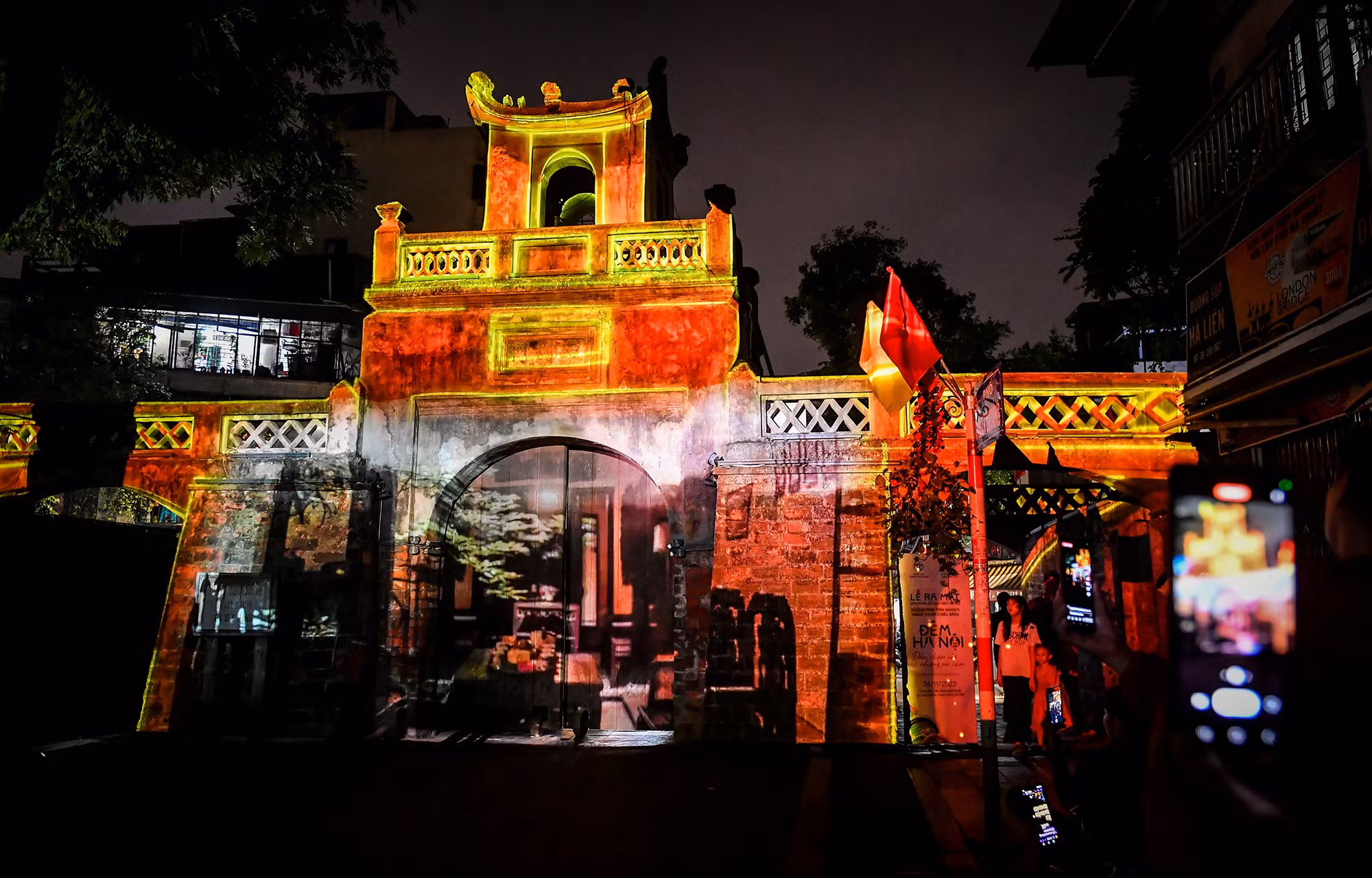 Nhiều bạn trẻ thích thú ghi lại những màn trình diễn 3D trong không gian cổ kính và kỳ ảo.