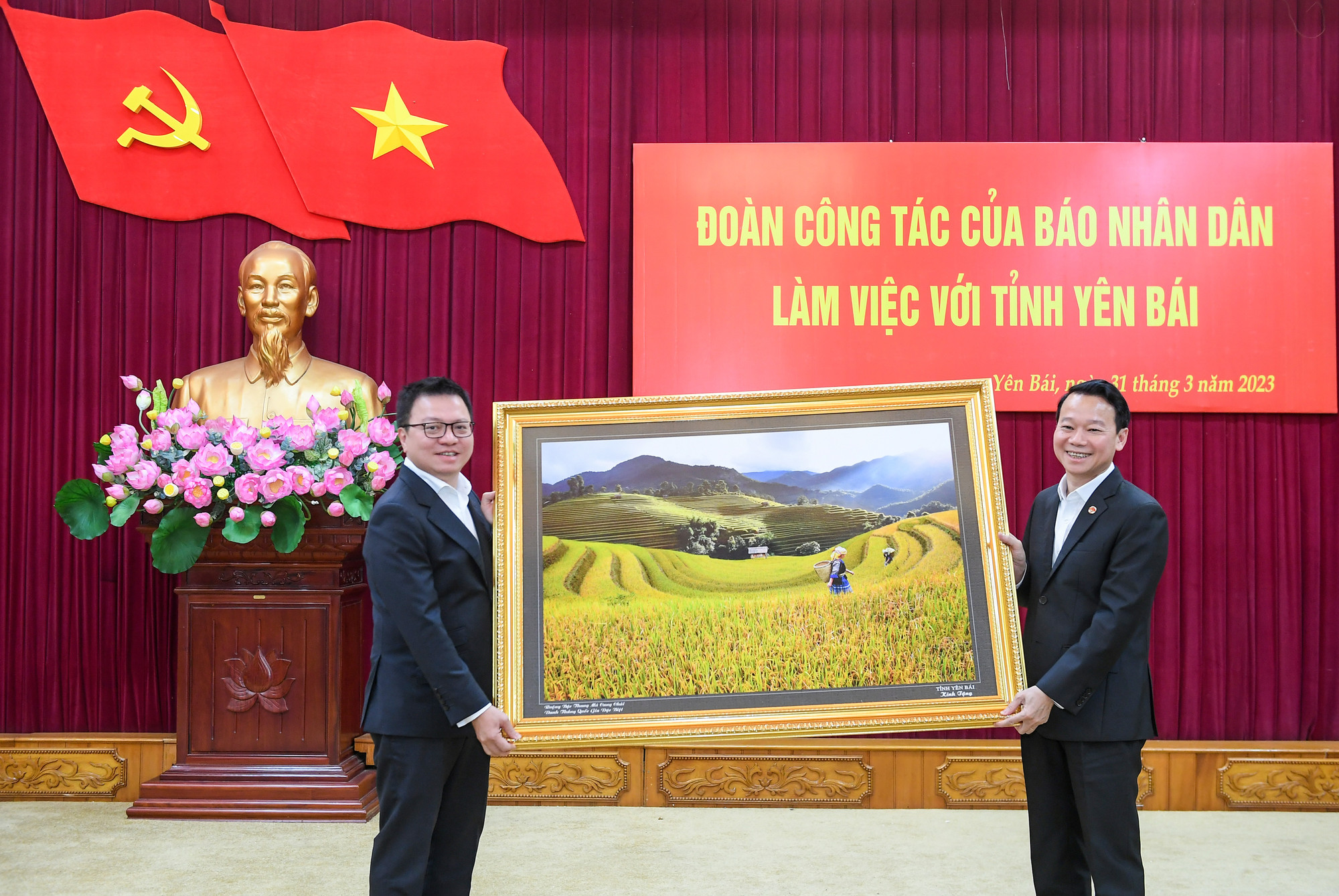 Tỉnh ủy Yên Bái đã tặng Đoàn công tác của Báo Nhân Dân bức tranh Ruộng bậc thang Mù Cang Chải.