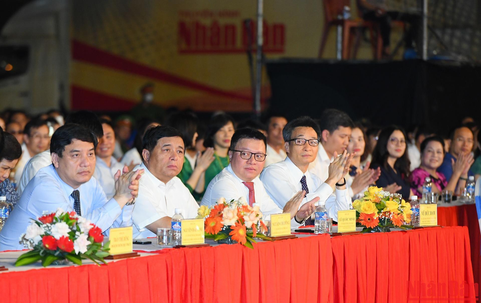 Các đồng chí lãnh đạo Đảng, Nhà nước cùng các đại biểu tham dự buổi lễ.