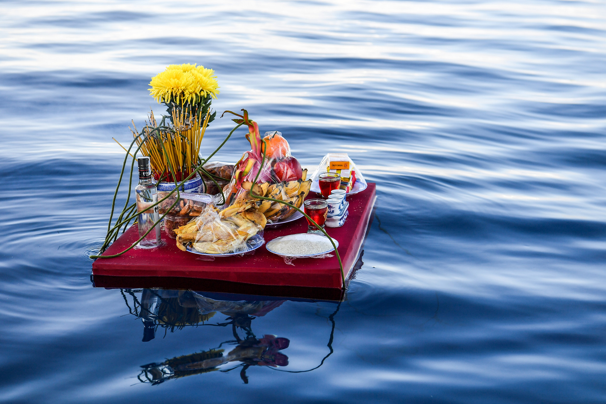 Tri ân người nằm xuống nơi biển đảo.