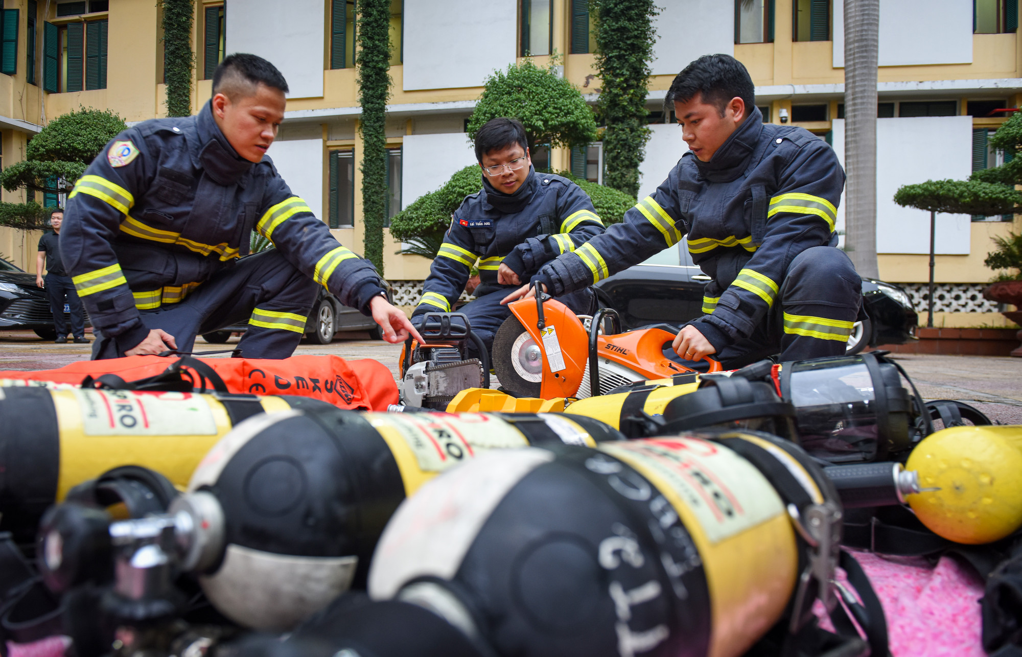 Cán bộ, chiến sĩ Đoàn công tác Bộ Công an đi cứu nạn, cứu hộ tại Thổ Nhĩ Kỳ chuẩn bị trang thiết bị chuyên dụng sẵn sàng lên đường làm nhiệm vụ.