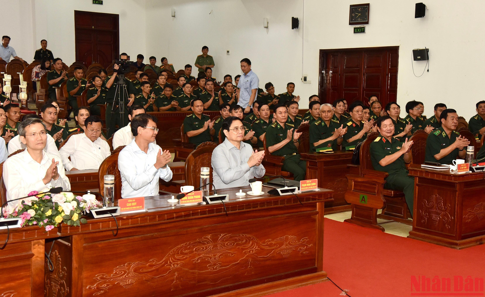 Thủ tướng Phạm Minh Chính và các đại biểu tại buổi làm việc.