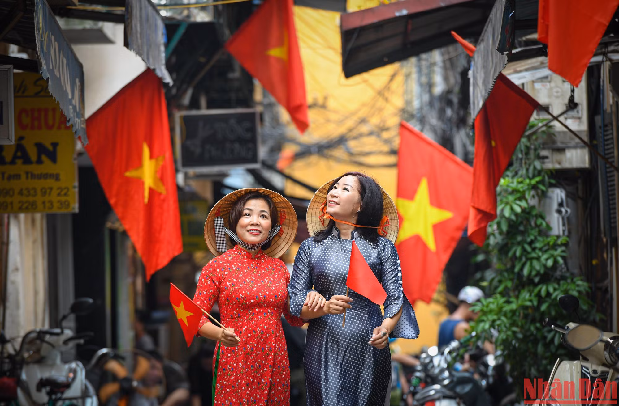 Hình ảnh người dân rộn ràng ra đường vui Tết Độc Lập.