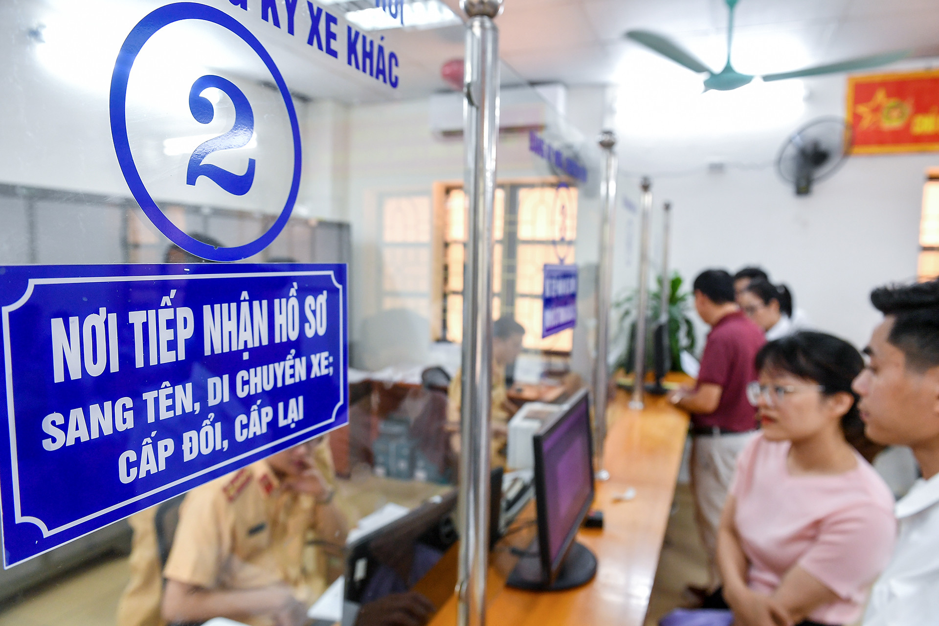 Theo Thông tư 24, hồ sơ, thủ tục đăng ký sang tên xe gồm: Giấy tờ của chủ xe; giấy khai đăng ký xe, trong đó ghi rõ quá trình mua bán và cam kết, chịu trách nhiệm về nguồn gốc hợp pháp của xe; chứng từ chuyển quyền sở hữu xe của chủ xe và chứng từ chuyển quyền sở hữu xe của người bán cuối cùng (nếu có); chứng từ lệ phí trước bạ theo quy định; chứng nhận thu hồi đăng ký, biển số xe (có dán bản chà số máy, số khung xe và đóng dấu giáp lai của cơ quan đăng ký xe trên bản chà số máy, số khung xe).