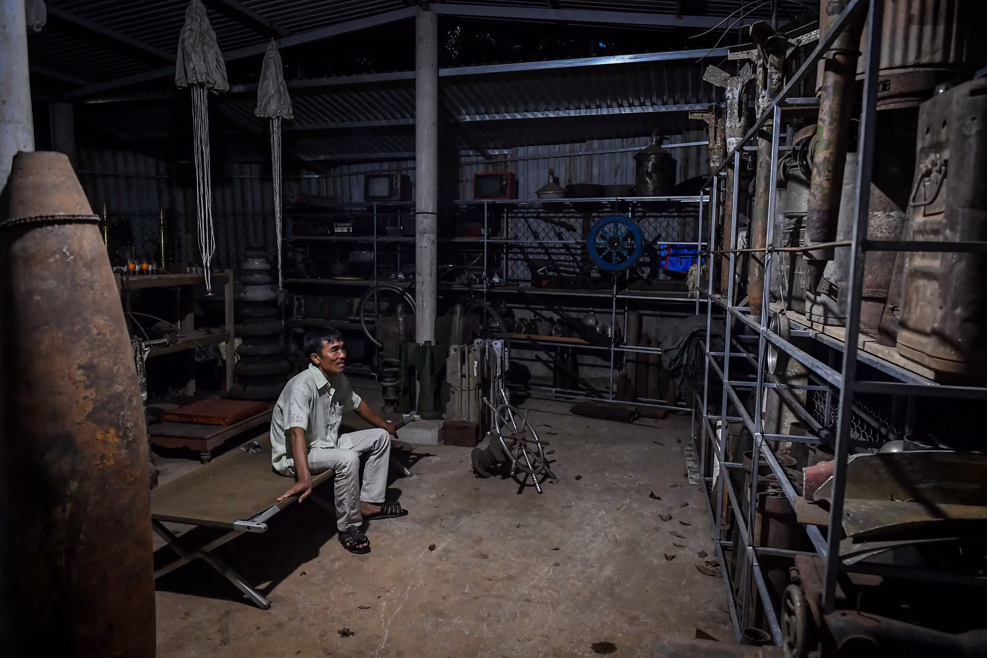 Chủ nhân ngôi nhà với hơn 1.000 mảnh bom, đạn trước bộ sưu tập đặc biệt của mình.