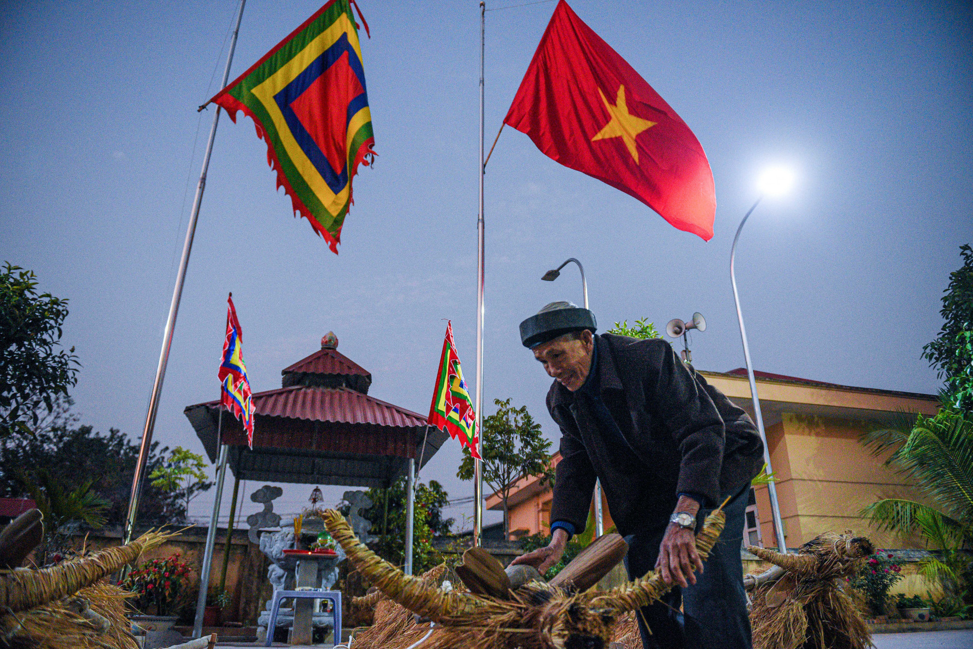 Từ rất sớm những khâu chuẩn bị cho lễ hội được những cụ cao tuổi trong làng chuẩn bị cẩn thận.