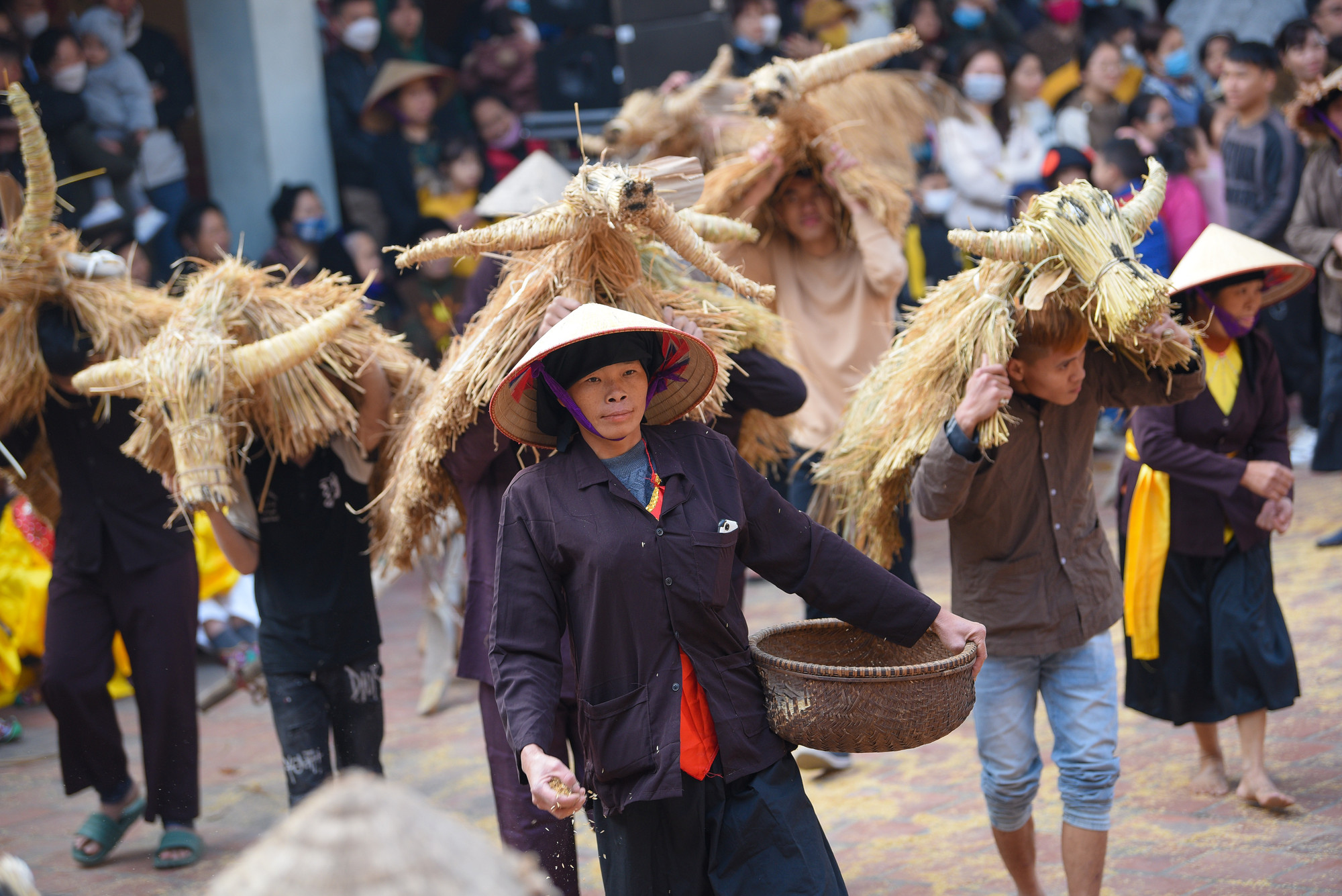 Tiếng trống, chiêng vang lên, không khí lễ hội tưng bừng, những con trâu bằng rơm, bằng rạ được người dân hóa thân đi cày.