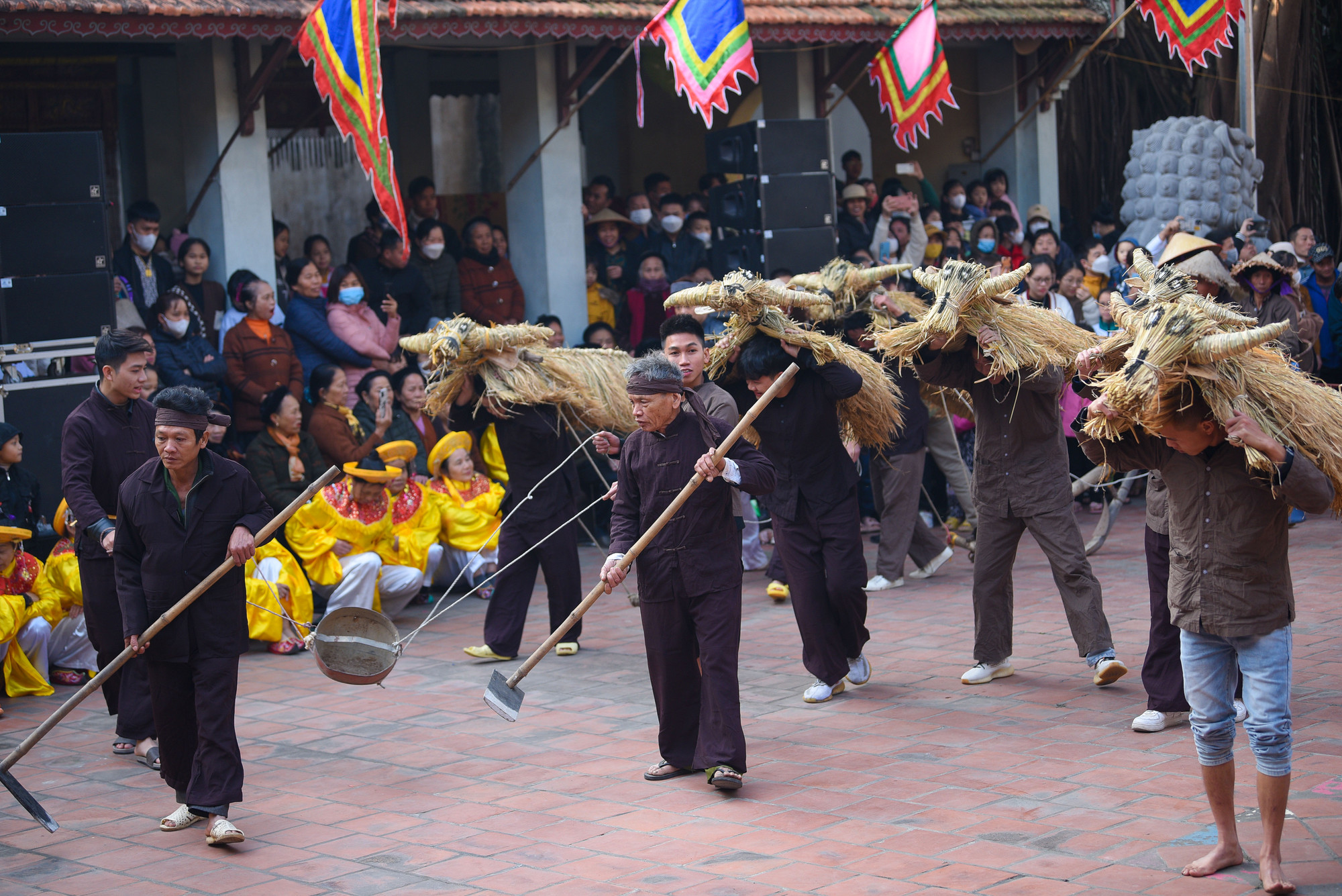 Lễ hội "trâu rơm bò rạ" là ngày hội toàn dân xuống đồng.