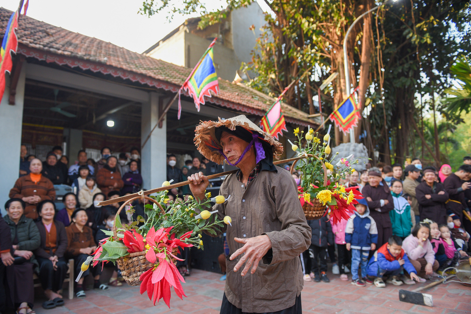 Nam đóng giả nữ, nữ đóng giả nam đem những mủng trấu tung khắp xuống đồng theo nhịp chiêng trống.