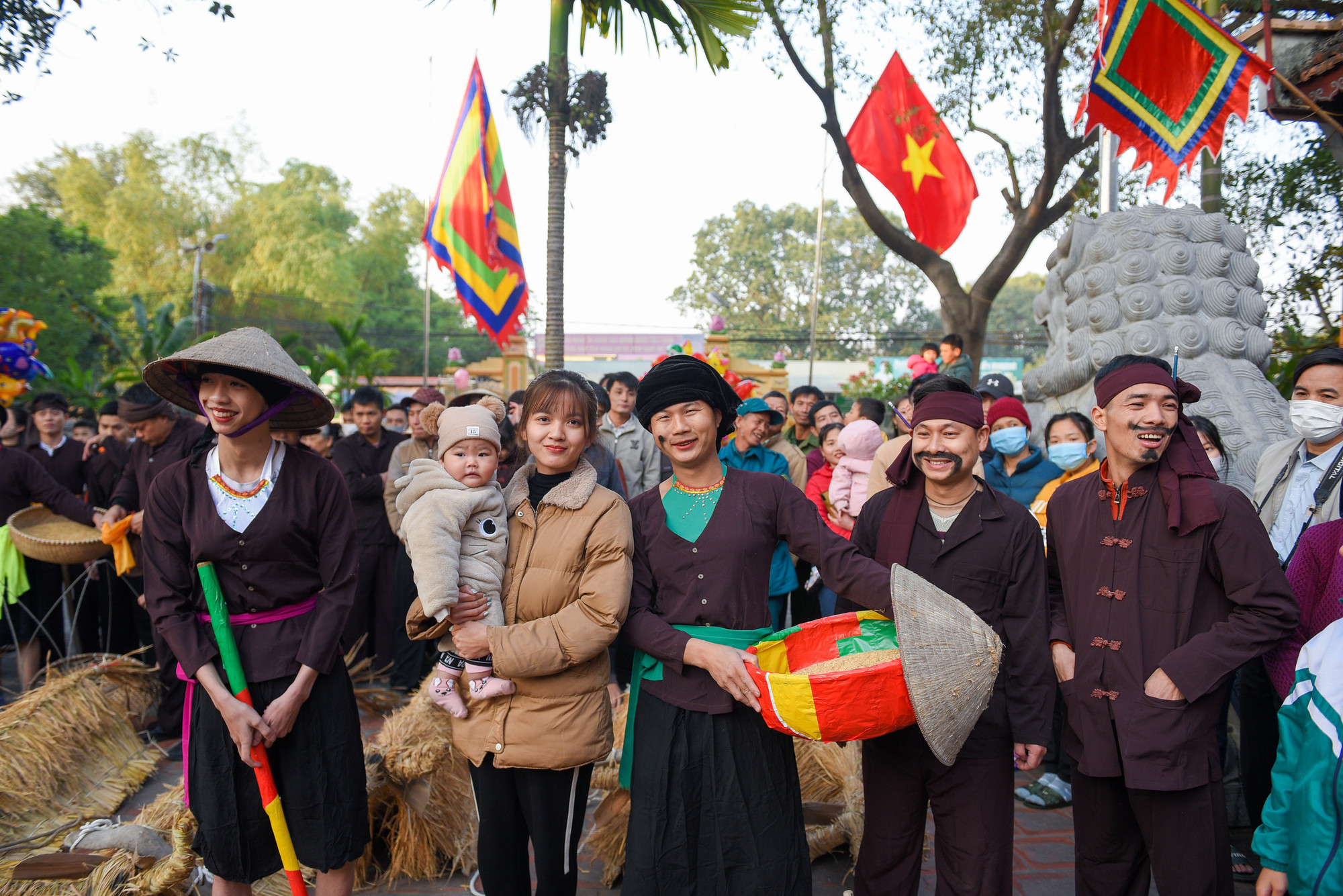 Rơm rạ đã được chuẩn bị từ mùa gặt năm trước và bện thành trâu, bò vào dịp cuối năm. Trâu rơm, bò rạ này được buộc theo một cái cày đã tháo lưỡi; một người đàn ông đóng vai trâu, bò, một người đàn ông khác cầm cày.