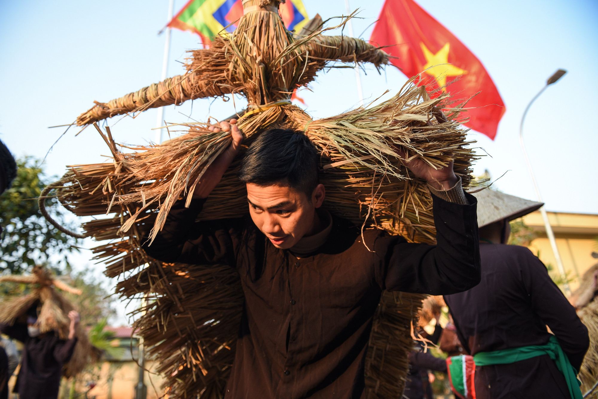 Đây là lễ hội độc đáo, đặc trưng văn hóa lúa nước của cư dân đồng bằng châu thổ sông Hồng. Tâm điểm của lễ hội là trình diễn trâu rơm bò rạ thể hiện mong ước về một năm mưa thuận gió hòa, cây cối tươi tốt, gia súc không ngừng sinh sôi nảy nở.