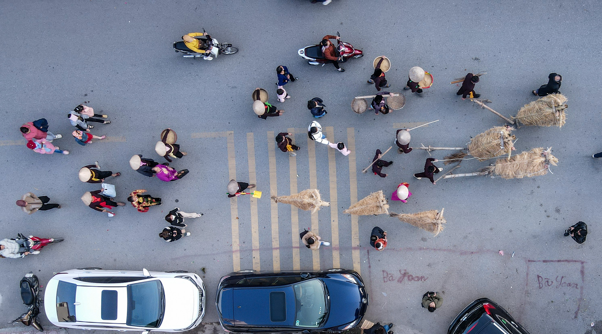 Những con trâu, con bò tết bằng những sợi rơm vàng óng, được diễu quanh xã.