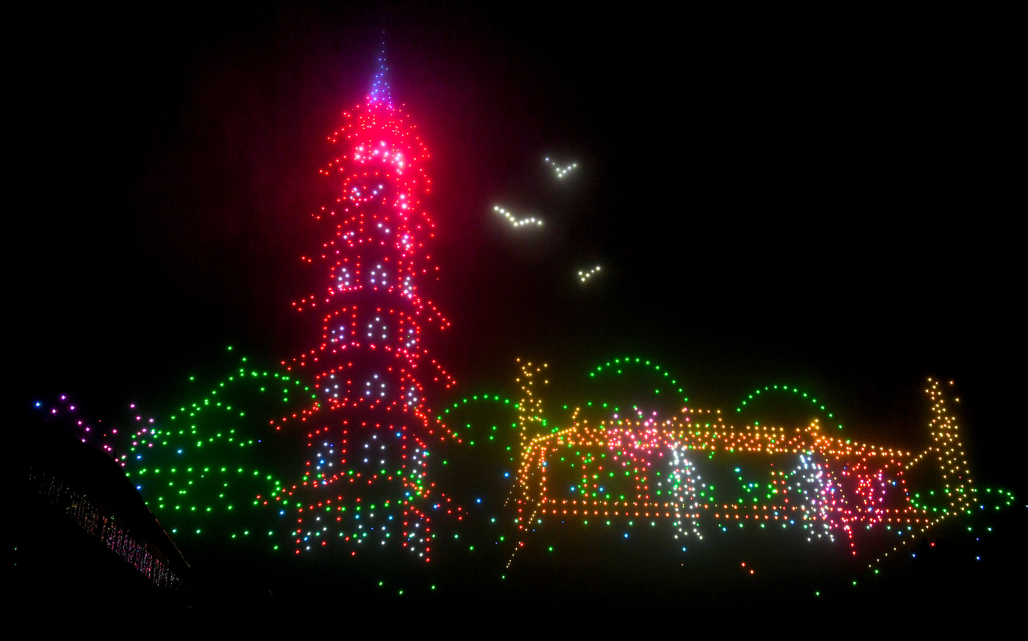 [Ảnh] Người dân Thủ đô choáng ngợp trước màn trình diễn ánh sáng nghệ thuật với 2.024 drones light ảnh 5